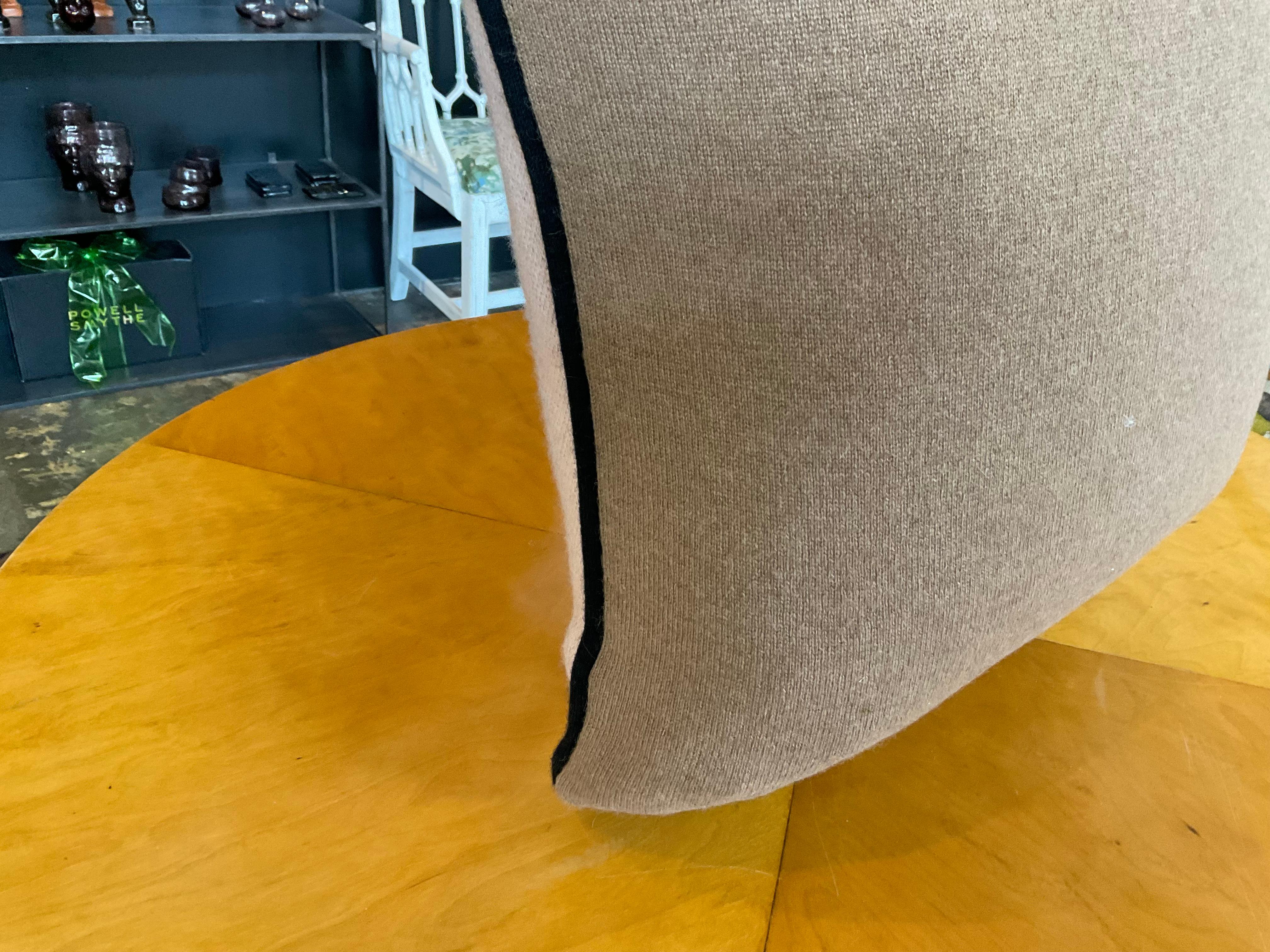 Saved Wayne Pate- Urn Pillow en vente 3