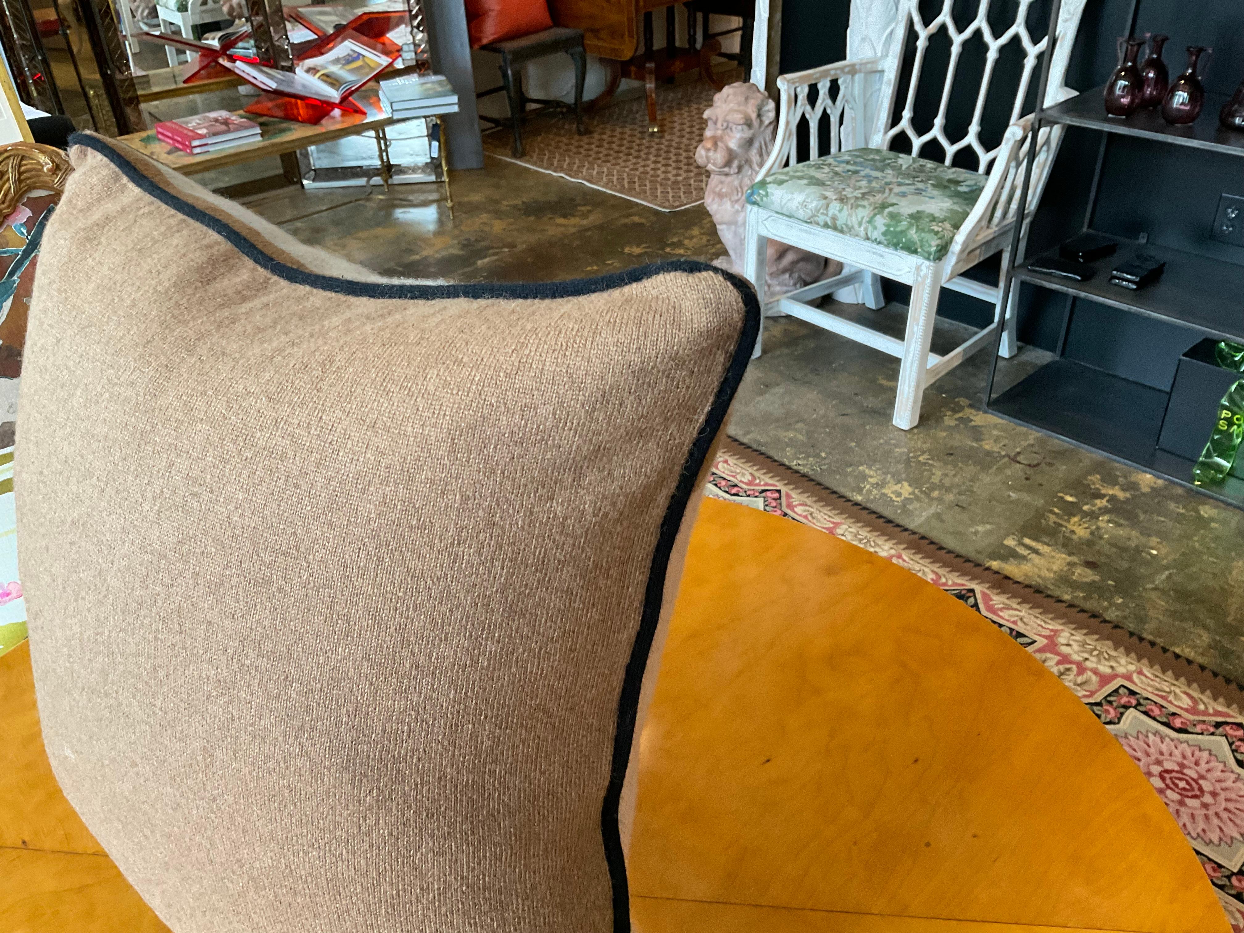 Saved Wayne Pate- Urn Pillow en vente 5