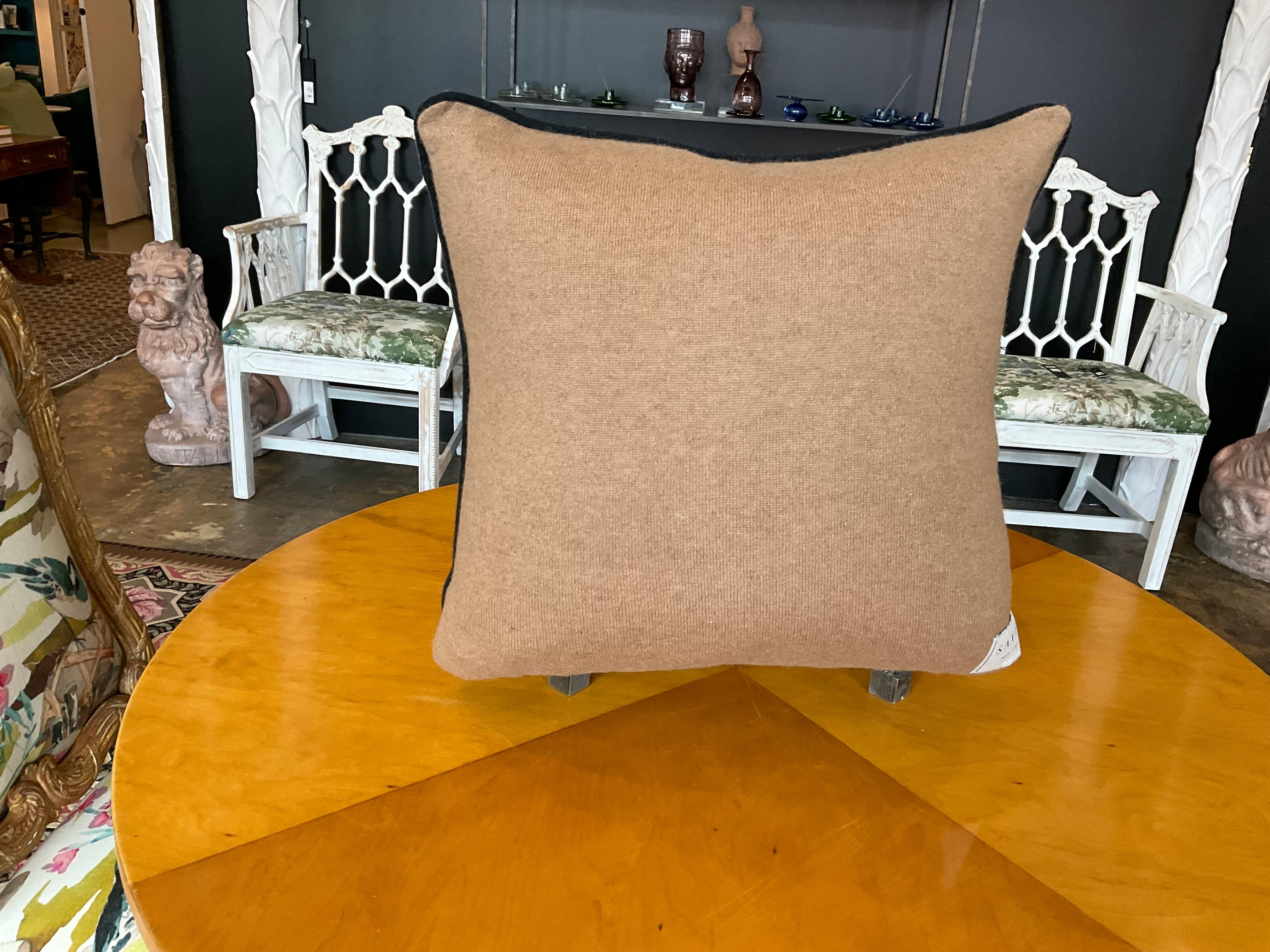 Saved Wayne Pate- Urn Pillow en vente 7