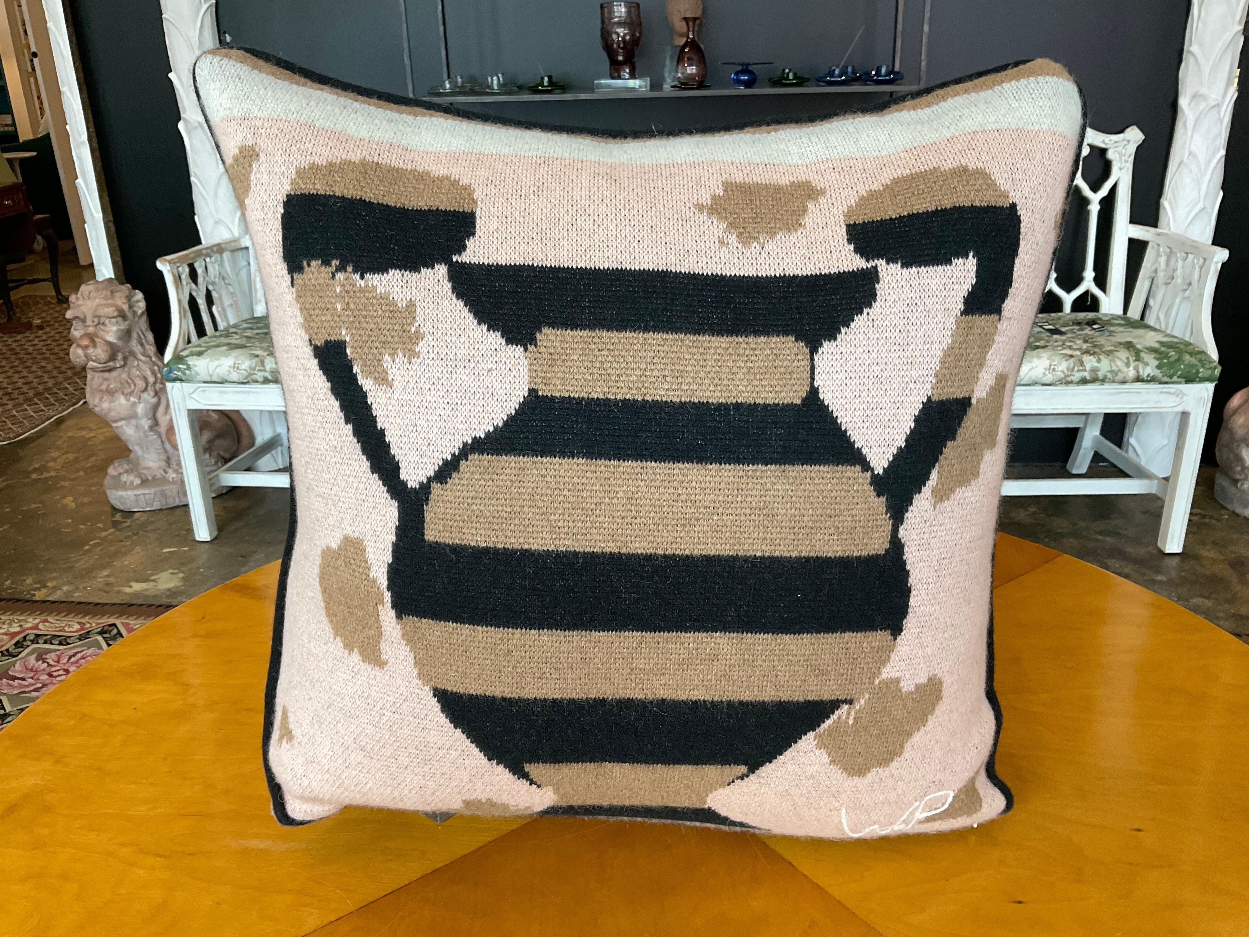 Coussin d'urne Wayne Pate 100% cachemire
Les dimensions de l'oreiller sont de 20 cm de large et 20 cm de haut.