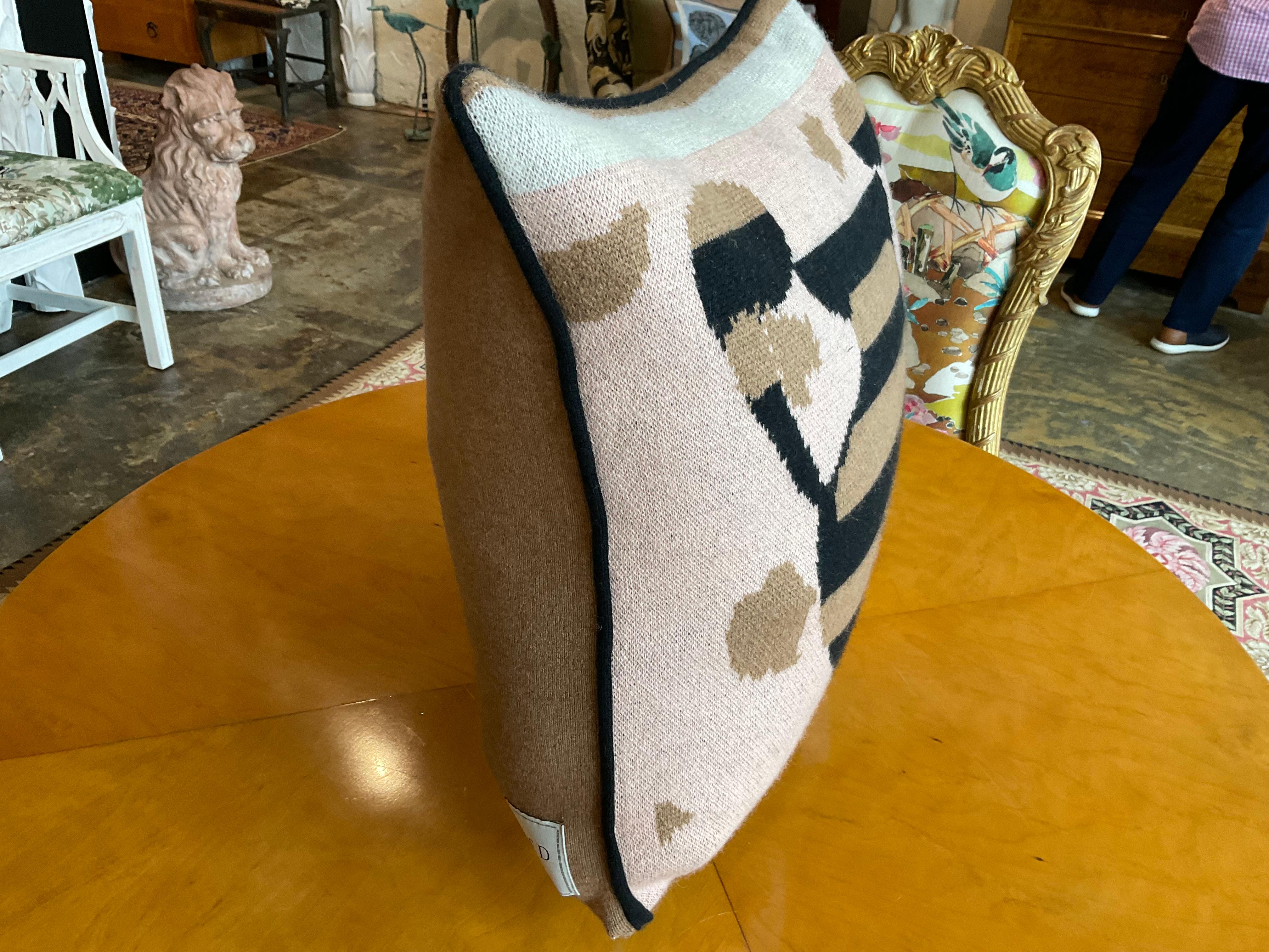 XXIe siècle et contemporain Saved Wayne Pate- Urn Pillow en vente