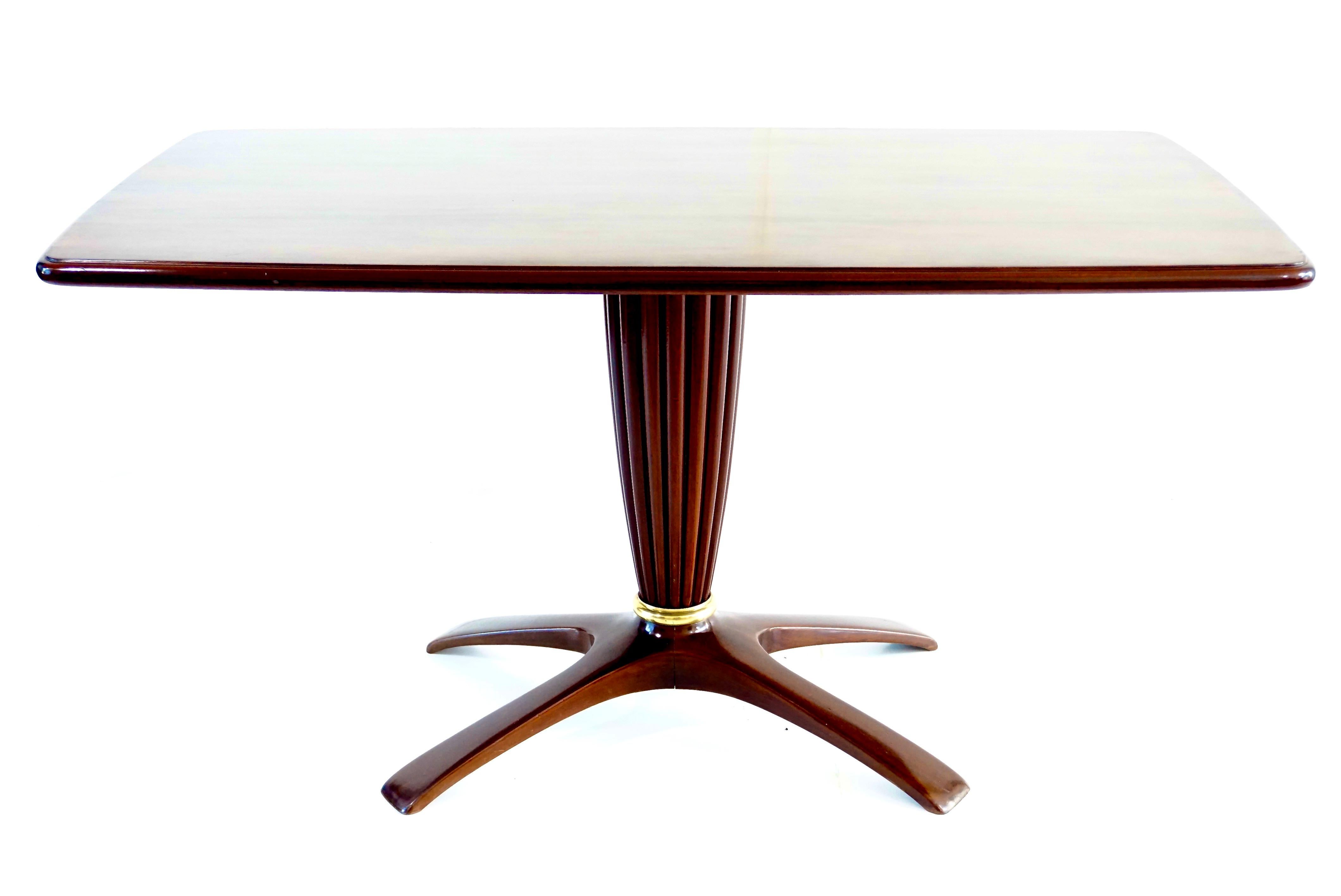 Seltener Tisch aus Palisanderholz, entworfen von Saverio Jannace und hergestellt von Jannace & A. Kovacs, um 1950
wichtige zentrale Fuß geschnitzt und abgeschrägte Kante des Tisches
messingdetail für einen großen zentralen Ring am Sockel
vier