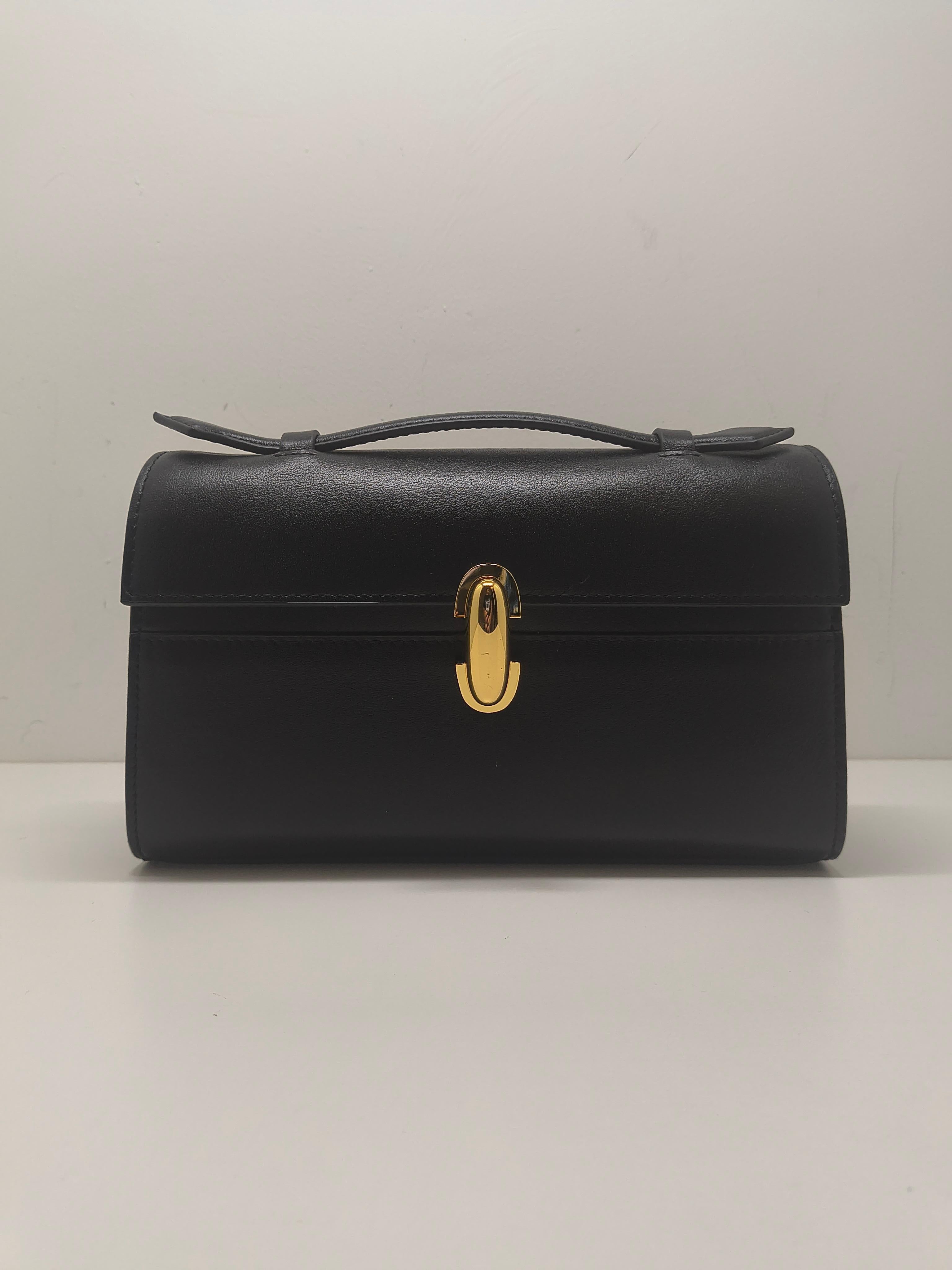 La borsa Symmetry in pelle di Savette incarna una sobria eleganza. Le sue linee pulite e la sua pelle morbida offrono un fascino senza tempo, rendendola la compagna perfetta sia per l'abbigliamento di tutti i giorni che per i look più