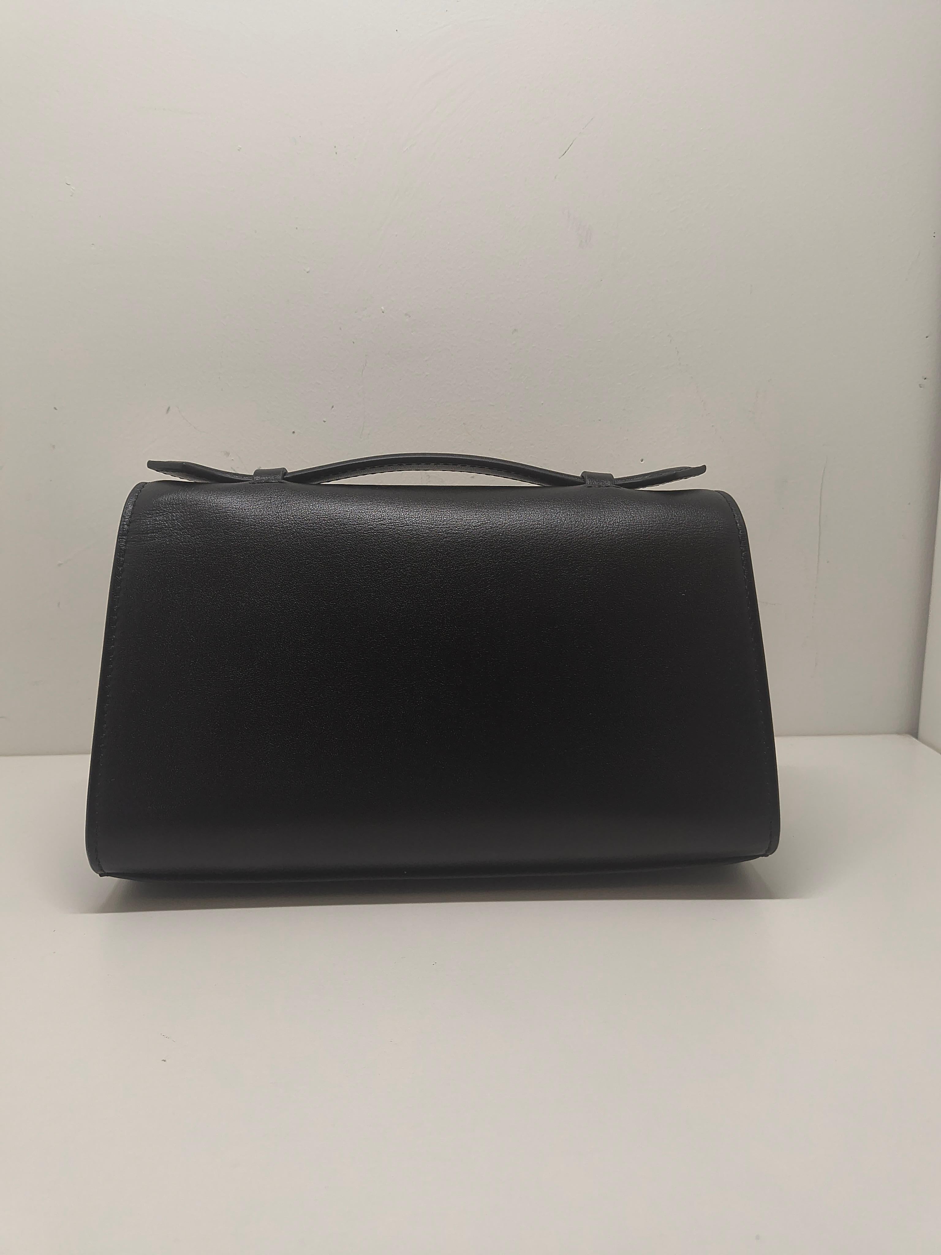 Pochette Savette Symmetry in pelle nera con manico superiore in vendita 3