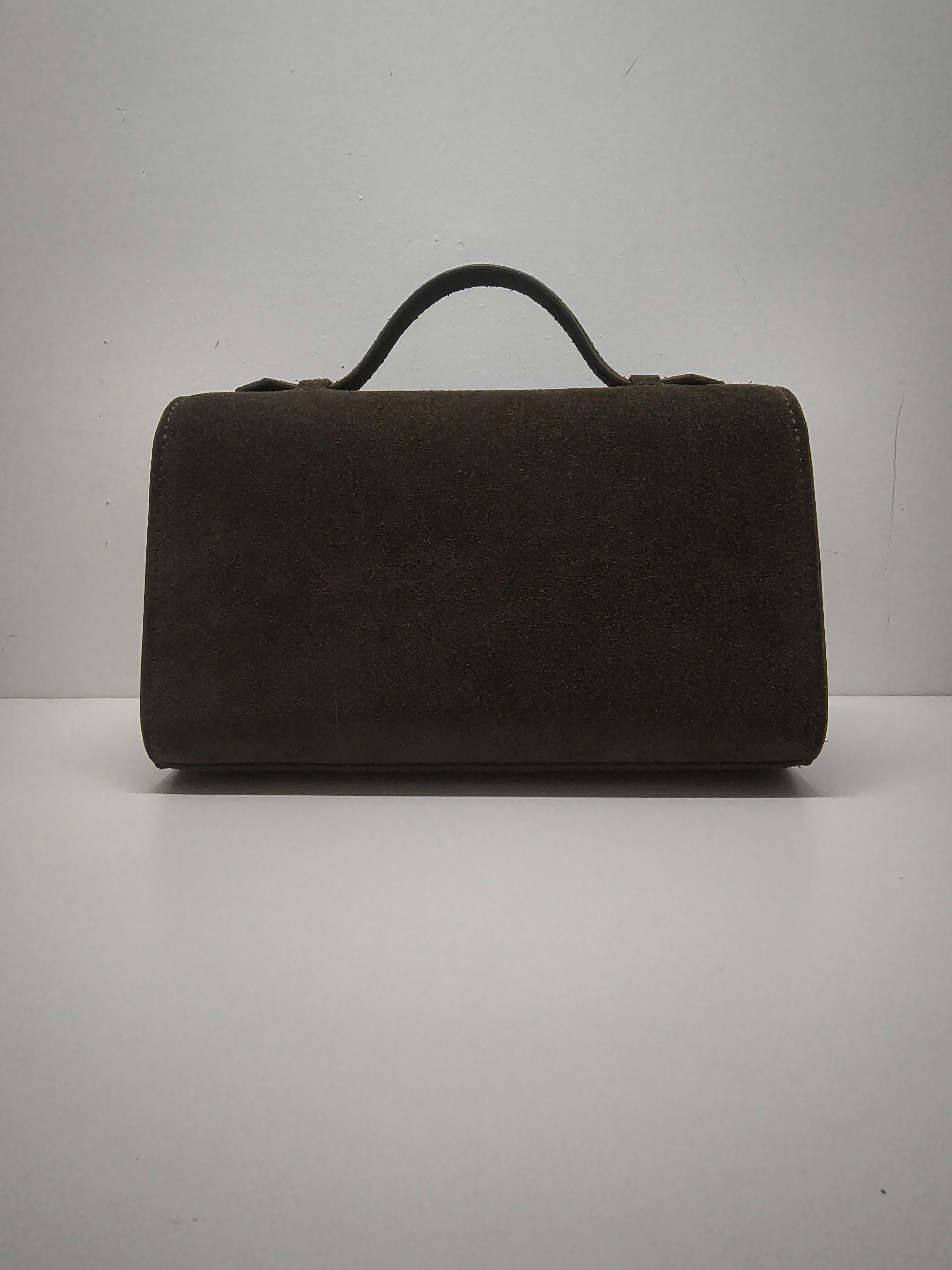 The Symmetry suede tote bag from Savette embodies understated elegance. Its clean lines and supple suede offer a timeless appeal, making it the perfect companion for both everyday wear and more polished, refined looks.

Material: calf leather