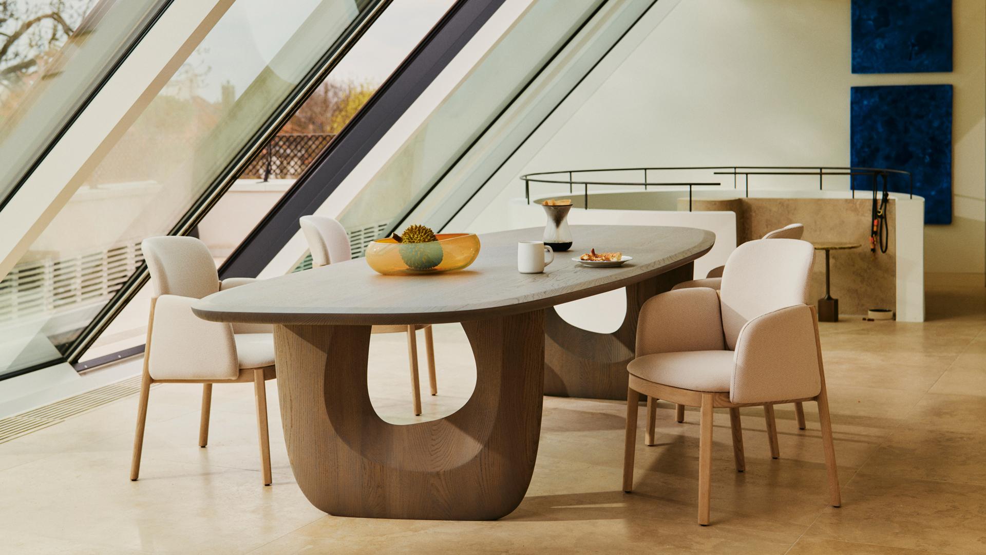 Savignyplatz Dining Table by Sebastian Herkner in Solid Oak Wood For Sale 4