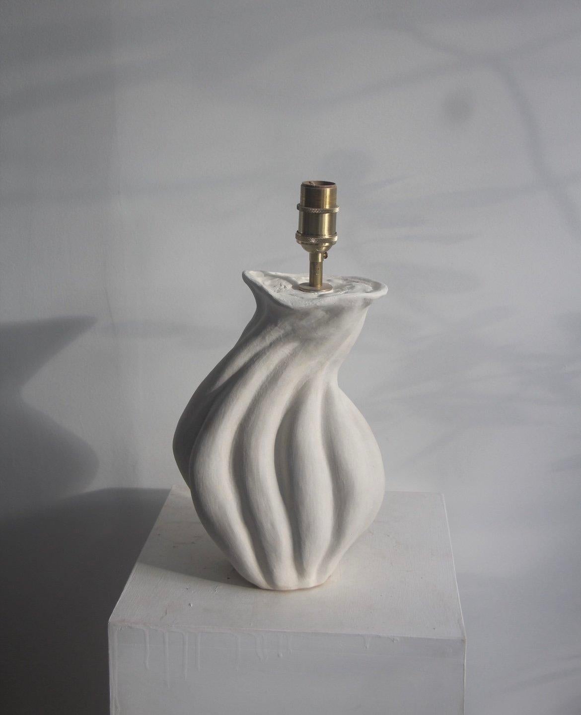 Lampe de table sculpturale Savin par Hanna Englund Ceramics en vente 2