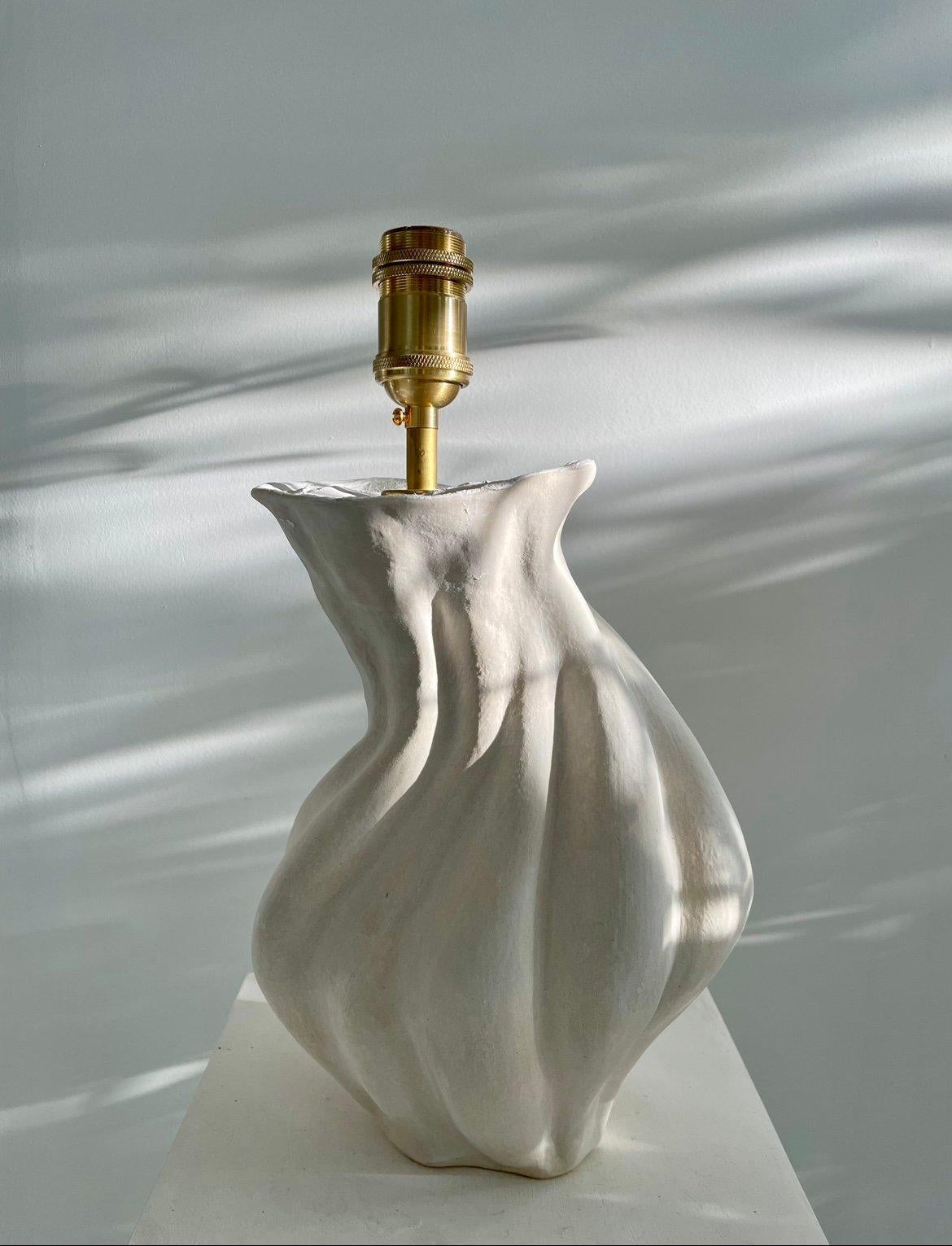 Lampe de table sculpturale Savin par Hanna Englund Ceramics en vente 3