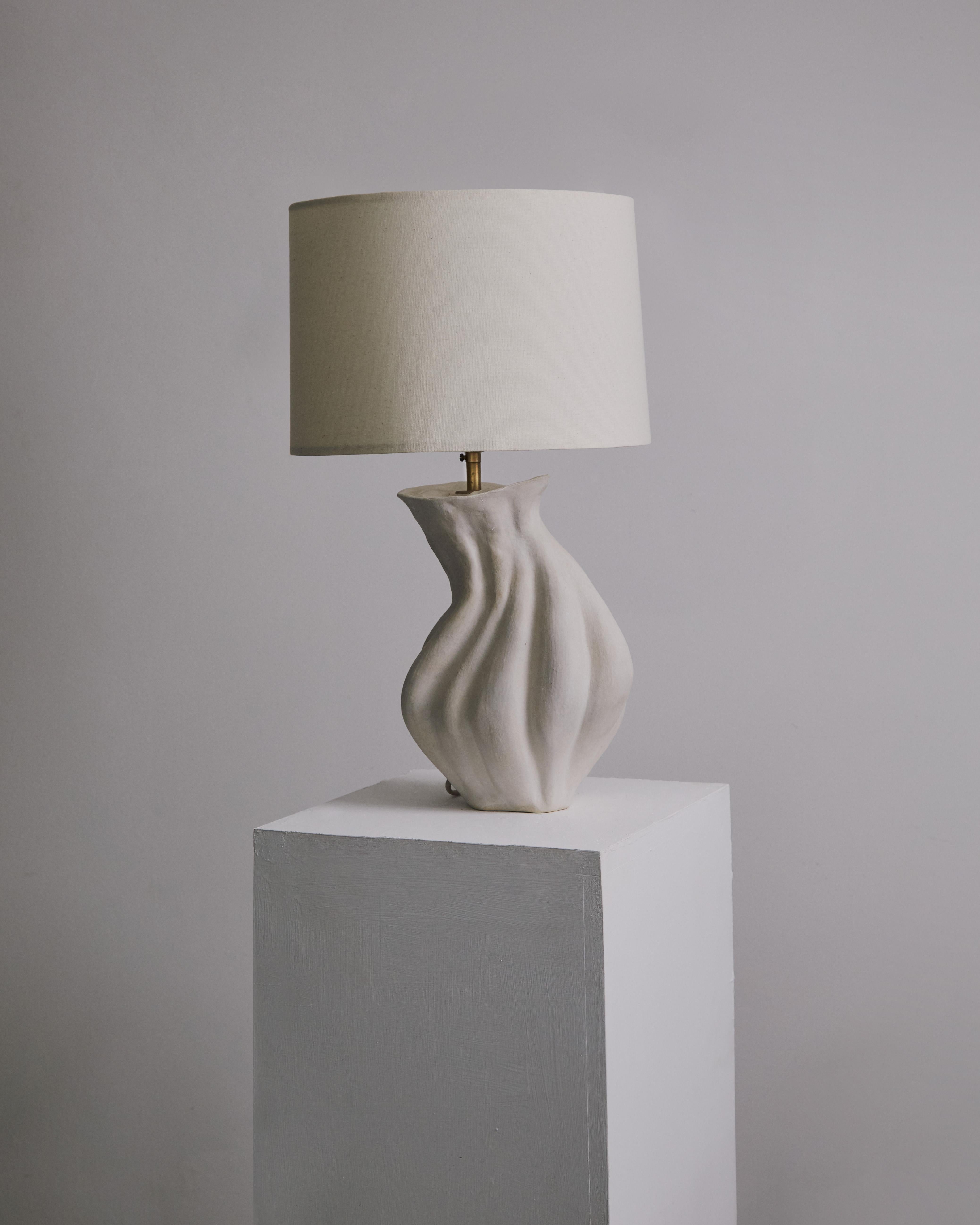 Postmoderne Lampe de table sculpturale Savin par Hanna Englund Ceramics en vente