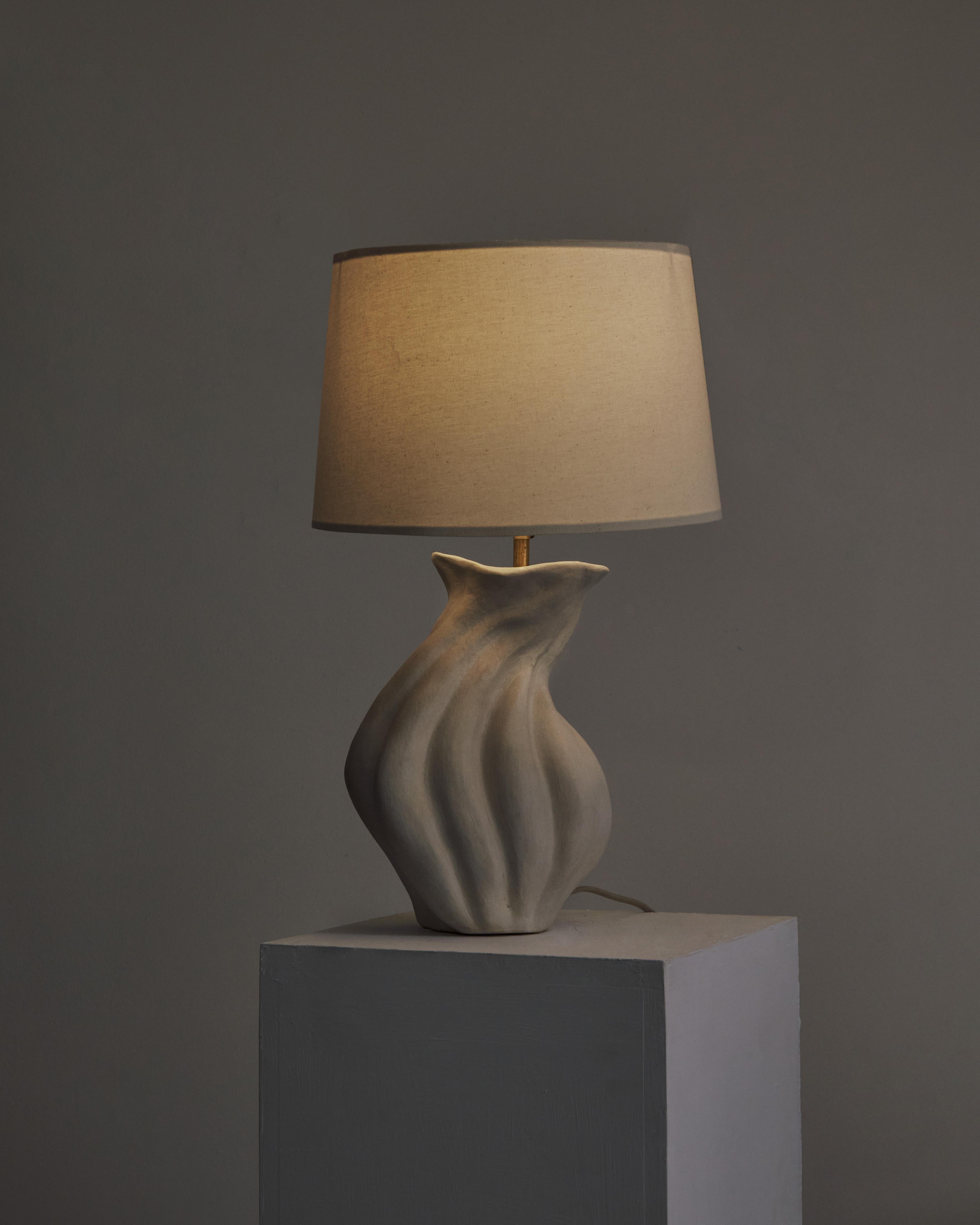 Brésilien Lampe de table sculpturale Savin par Hanna Englund Ceramics en vente
