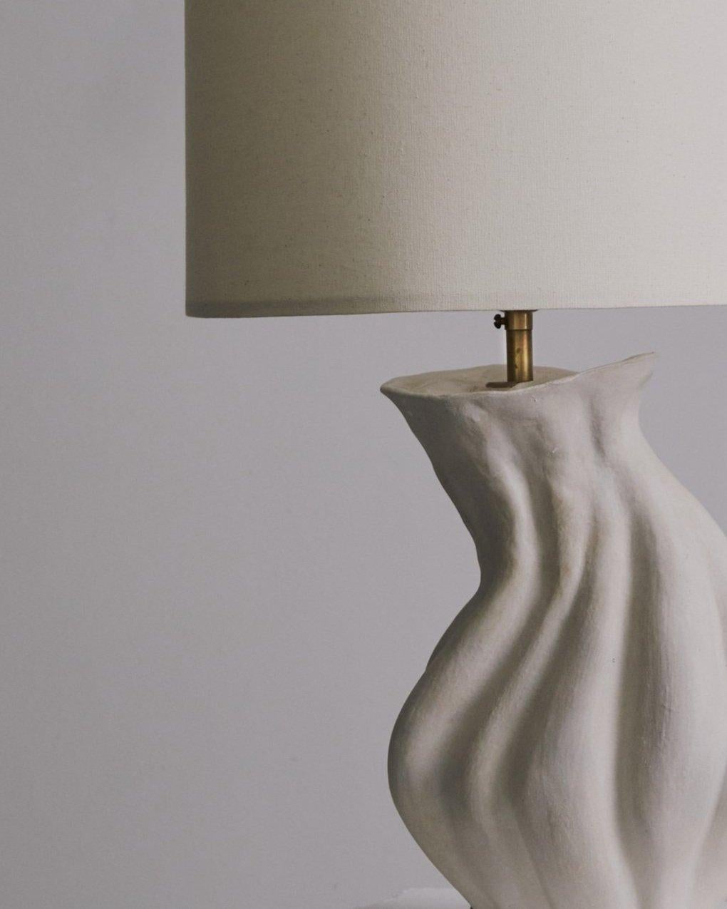 Fait main Lampe de table sculpturale Savin par Hanna Englund Ceramics en vente