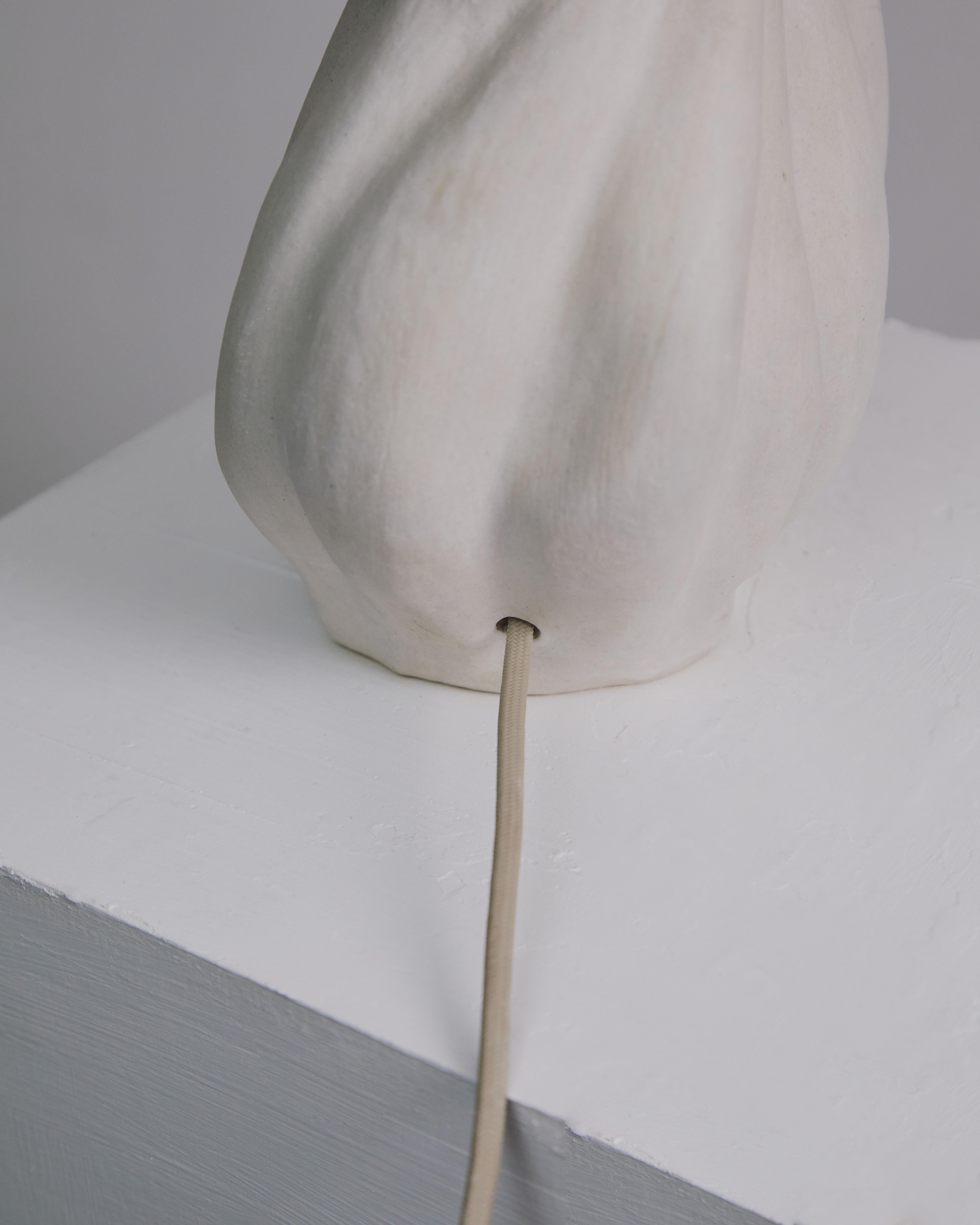 XXIe siècle et contemporain Lampe de table sculpturale Savin par Hanna Englund Ceramics en vente
