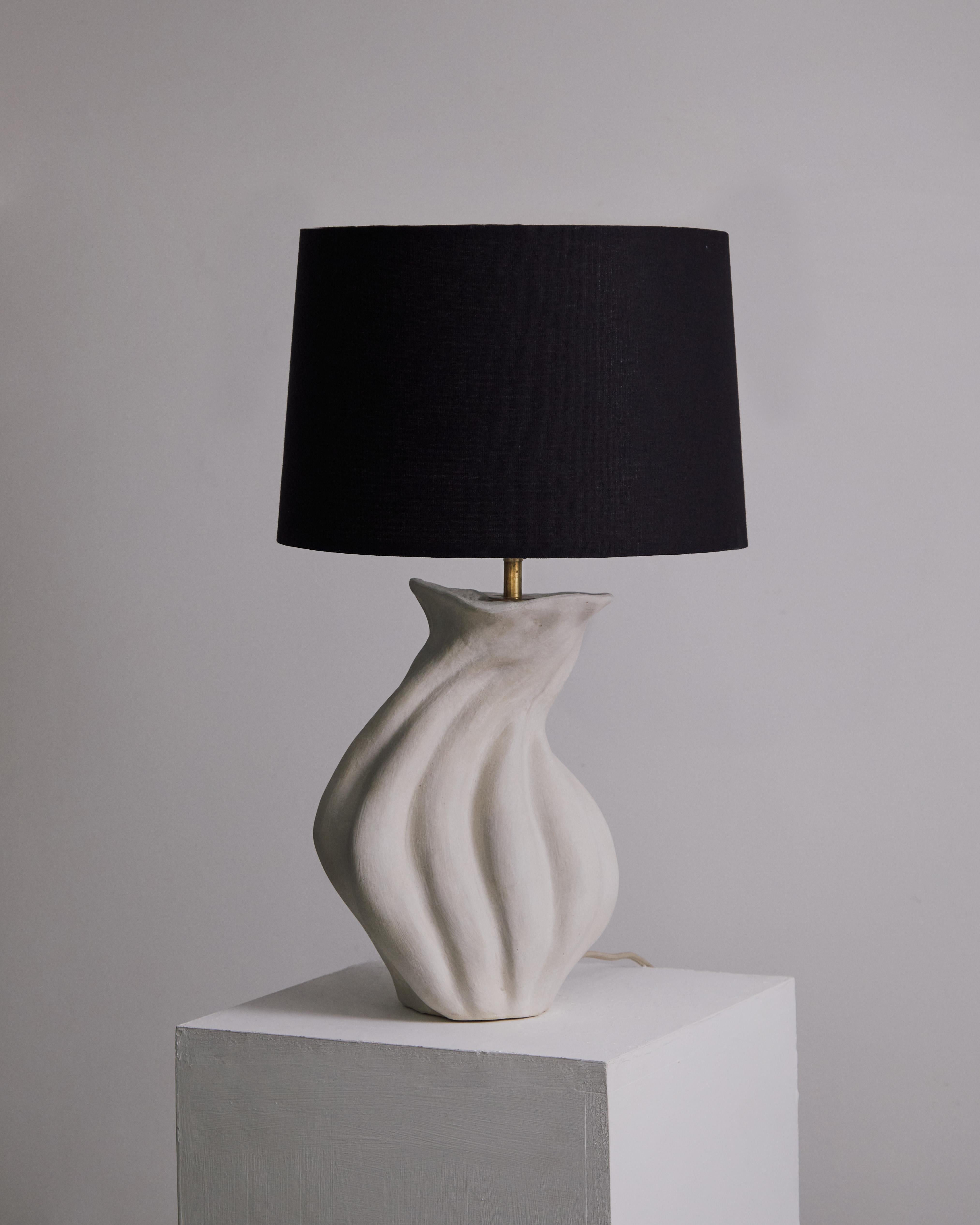 Laiton Lampe de table sculpturale Savin par Hanna Englund Ceramics en vente