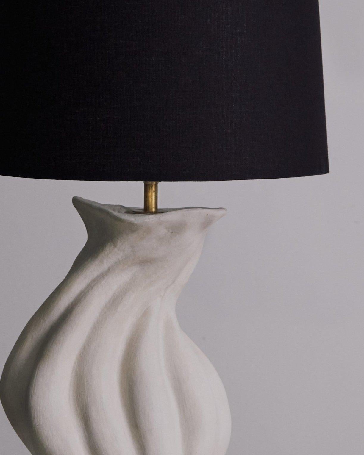 Lampe de table sculpturale Savin par Hanna Englund Ceramics en vente 1