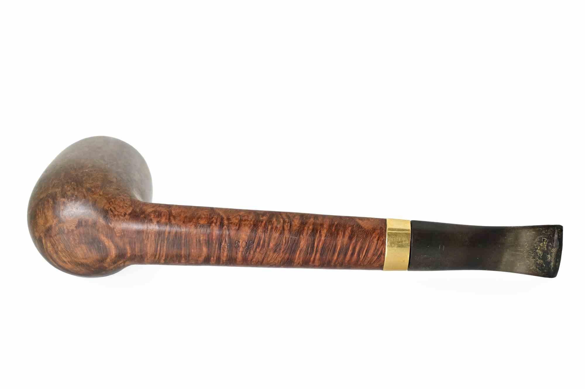 Pipa da biliardo dritta Savinelli Giubileo d'Oro, una delle più prestigiose linee di alta qualità del famoso produttore italiano di pipe. La serie Giubileo d'Oro è rinomata per presentare solo la radica più fine e impeccabile, selezionata per la sua