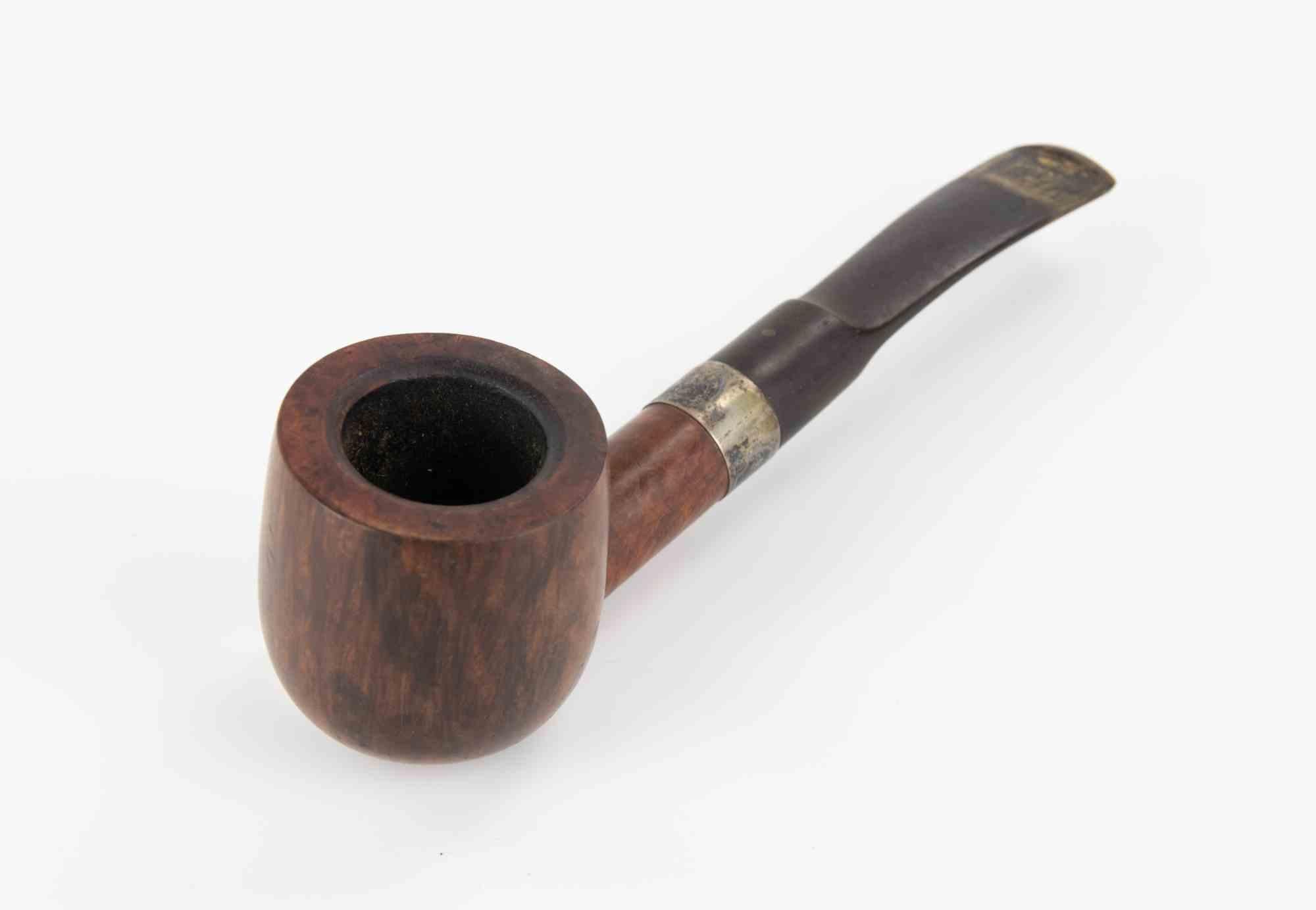 Si tratta di una raffinata pipa in radica realizzata dal rinomato produttore italiano Savinelli, con l'ambita denominazione 