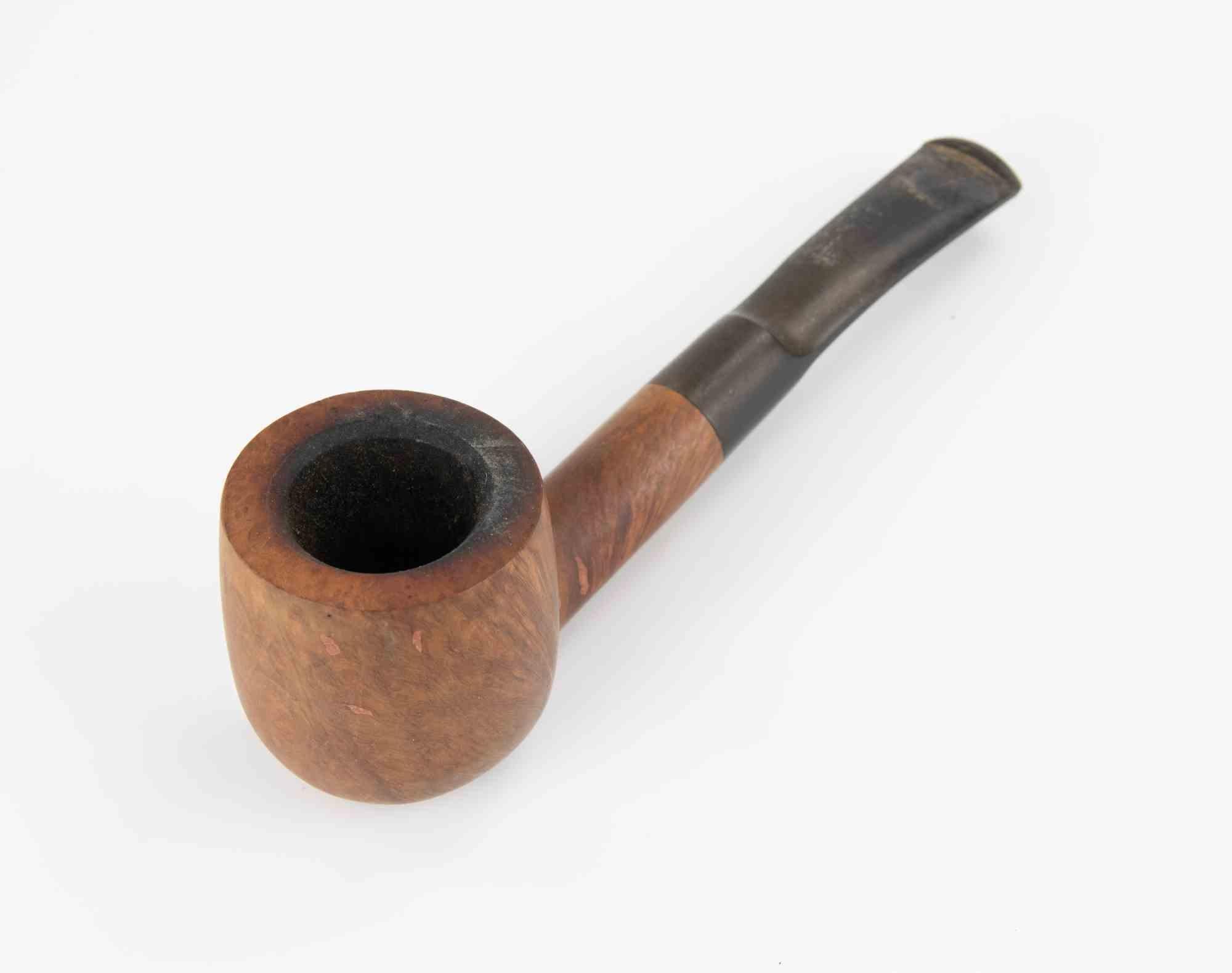 Pipa Savinelli Punto Oro, sello distintivo de la casa italiana célebre por su refinada artesanía. El cuenco, torneado a partir de brezo de alta calidad, se ha dejado en un suave acabado natural que deja ver el grano recto y flameado, incluso con los