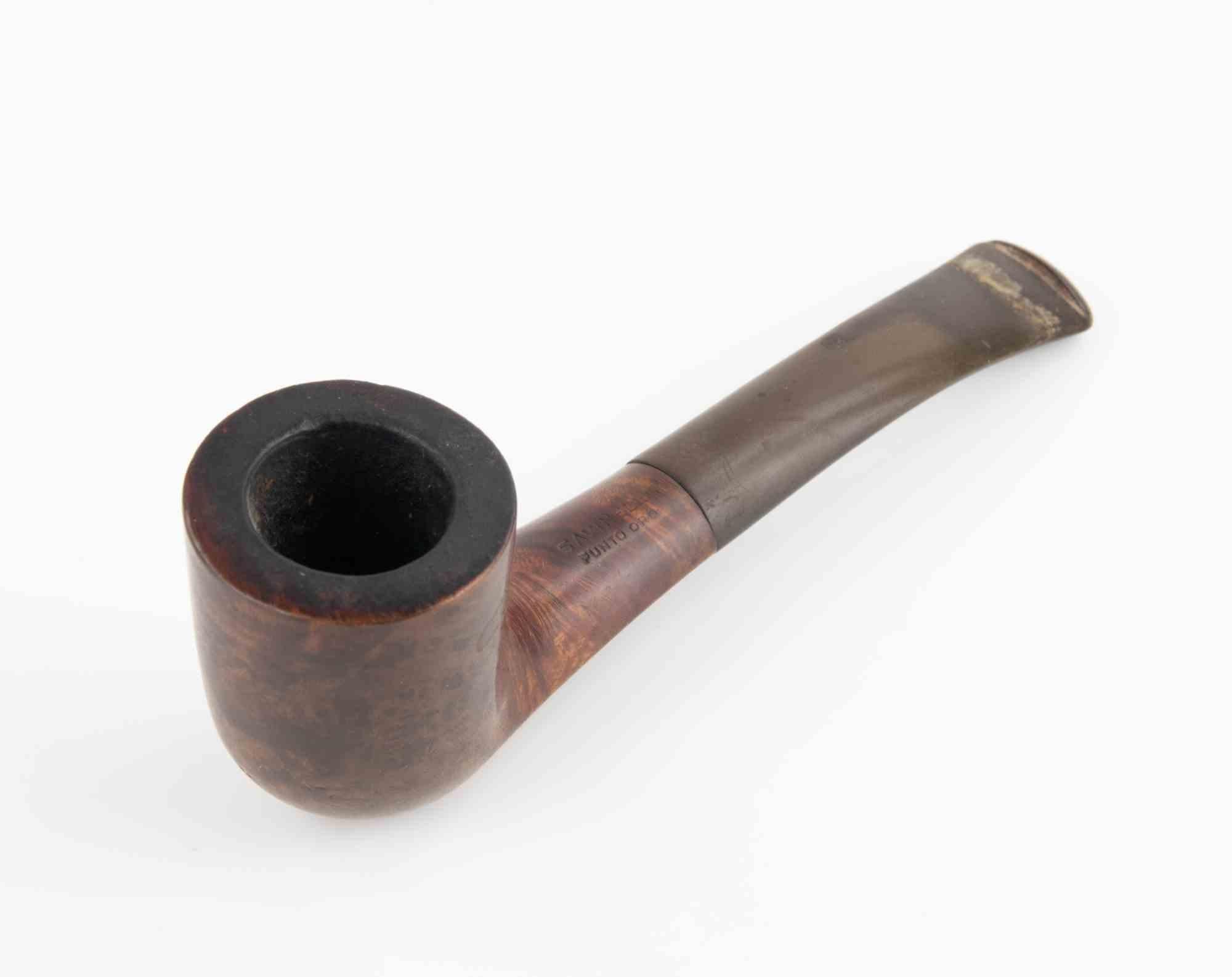 Pipa da fumo Savinelli Punto Oro, un modello che rappresenta una delle linee distintive del marchio italiano, noto per la sua radica di alta qualità e le sue eleganti finiture. La pipa presenta una ciotola alta e leggermente conica con superfici