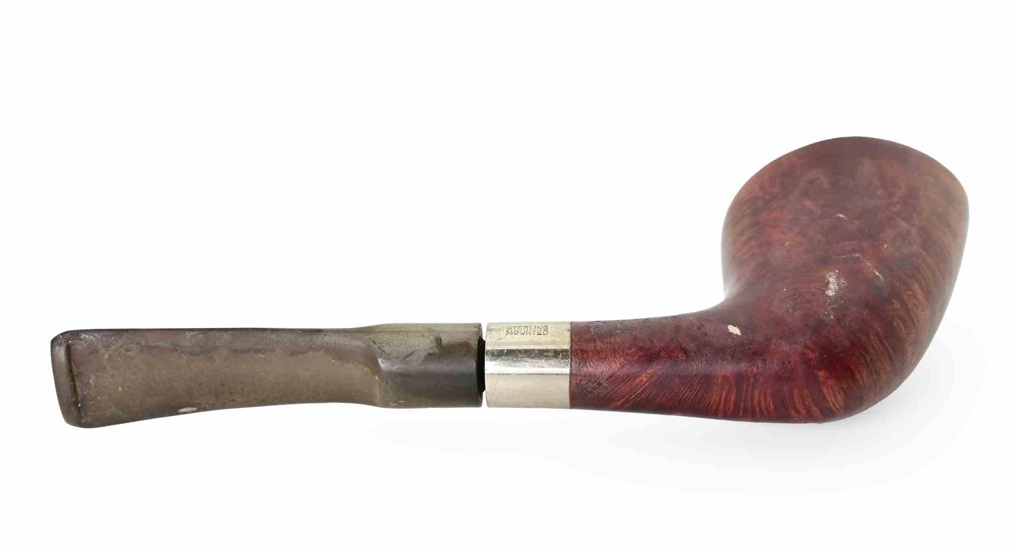 Una pipa in radica italiana finemente lavorata dall'illustre casa Savinnelli, rinomata in tutto il mondo per il suo equilibrio tra design, artigianato e prestazioni di fumo. Questo esemplare presenta un'impressionante ciotola angolare di Dublino, la