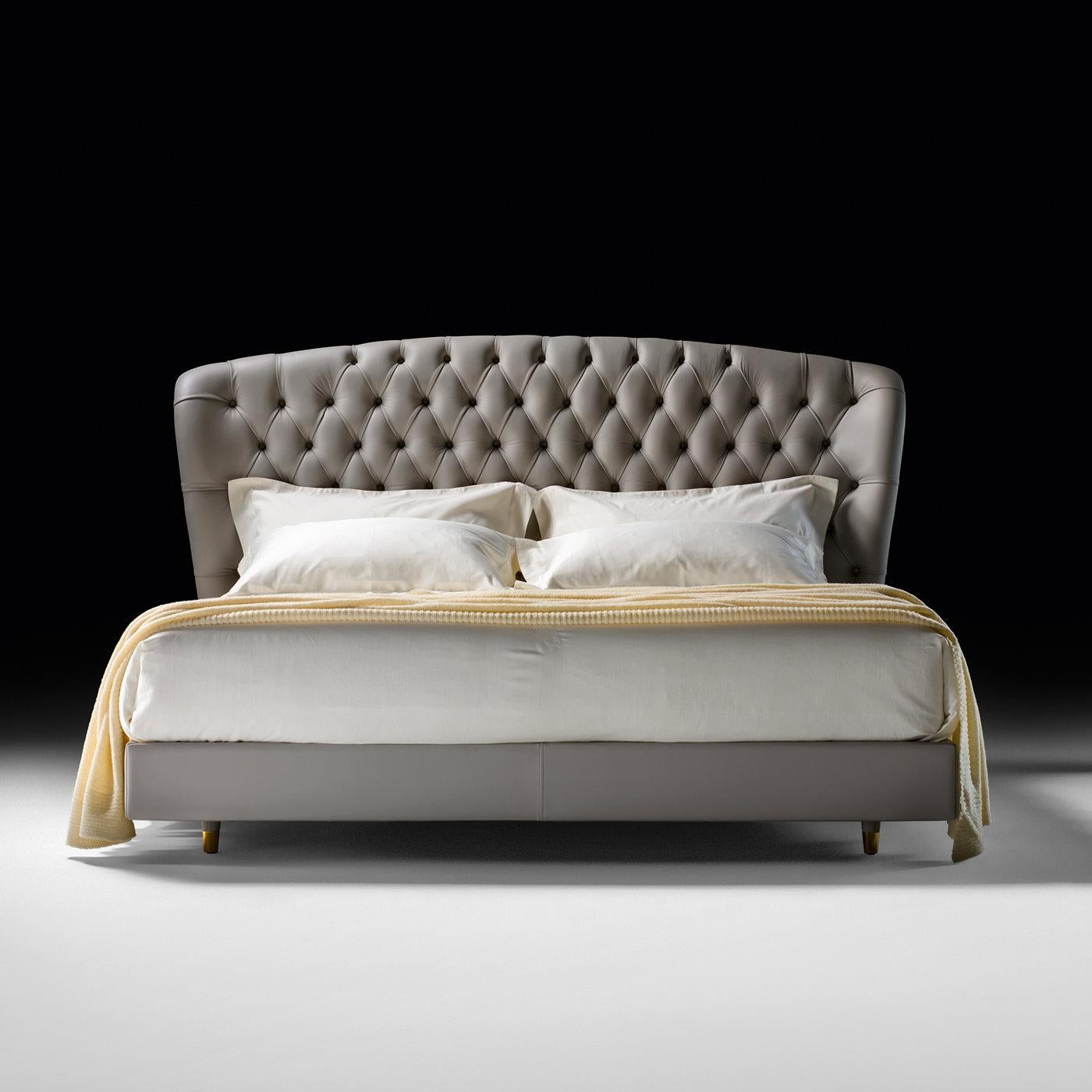 This bed boasts an elegant gray color and a majestic silhouette. An example of impeccable craftsmanship, the poplar wood frame is entirely padded with multi-density and highly-resistant polyurethane covered with thermo-bonded fiber and flexible