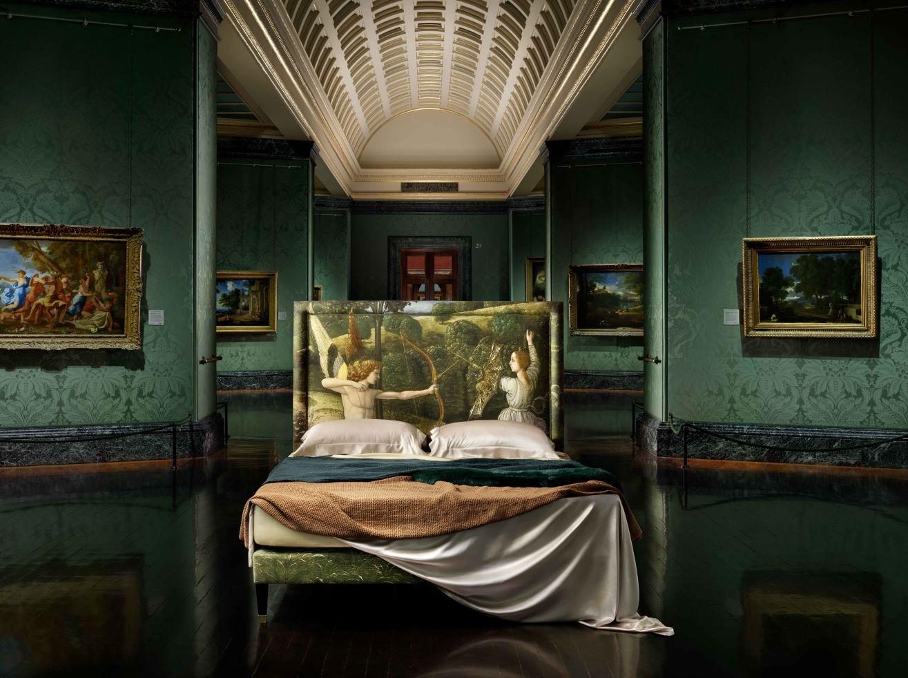 En colaboración con la Galería Nacional de Londres, Savoir ha creado una encantadora cama tapizada con una tela de lino especialmente estampada con 