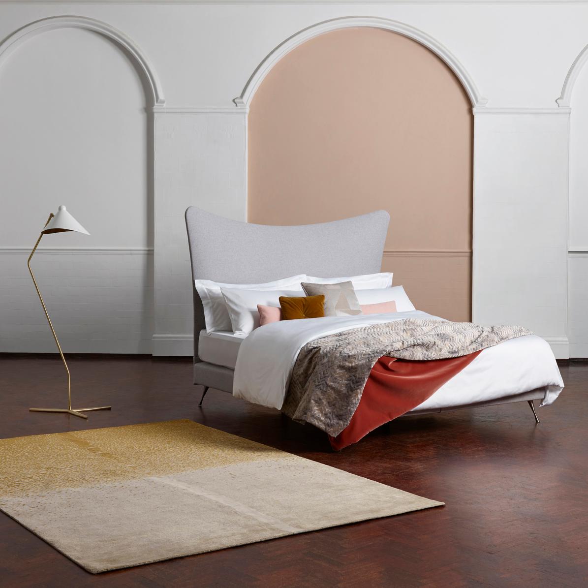 A classic Savoir house design, the pronounced cocooning curve of the Amelia creates a modern design. The headboard and slim No 4 base are upholstered in a neutral grey pure wool Kvadrat fabric. Handmade by Savoir’s skilled craftsmen in the Welsh