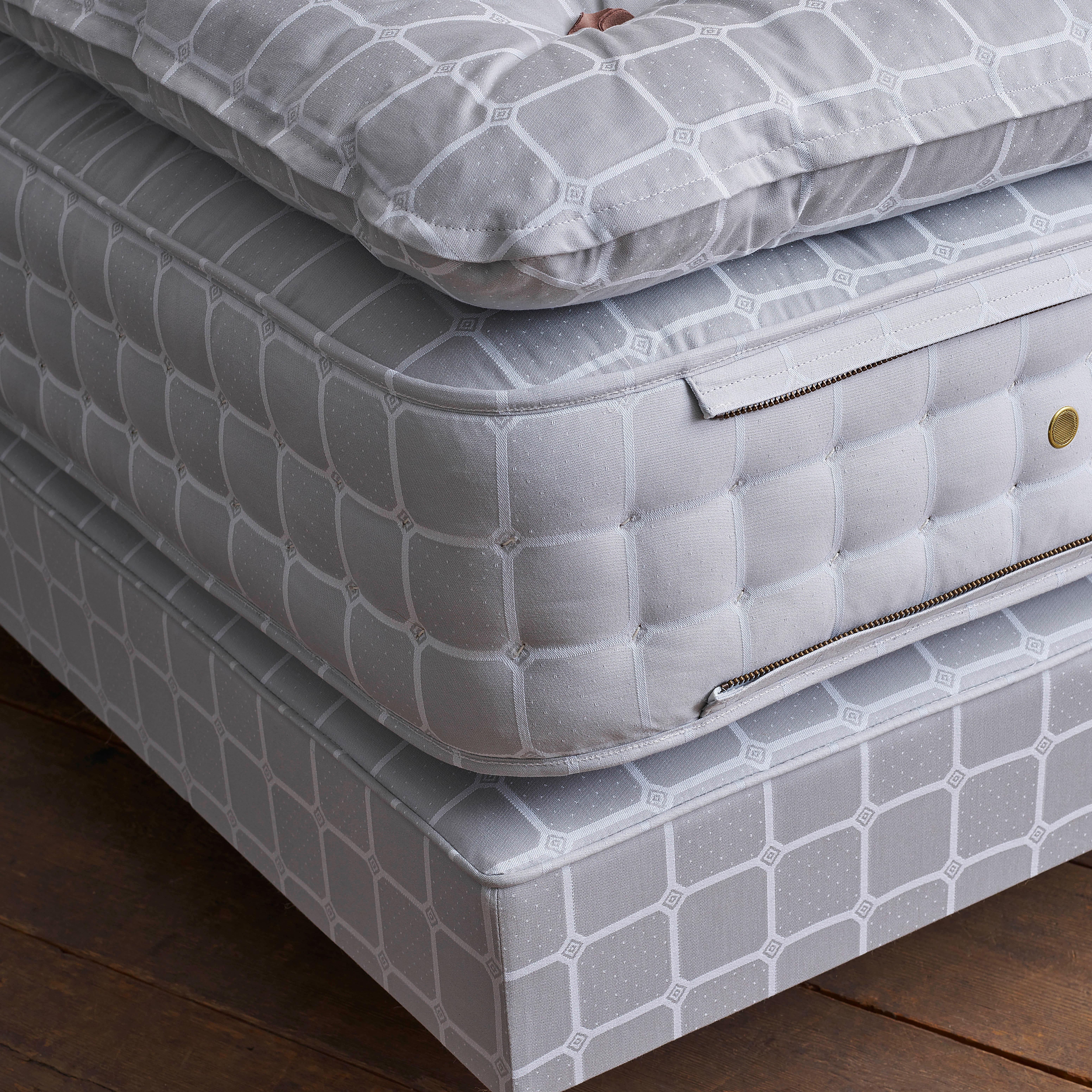 Hand-Crafted Savoir Grey Amelia & Nº4 Bed Set, Handmade in Wales, Queen Size For Sale