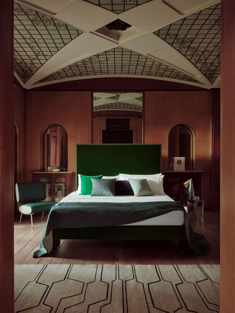 British Savoir Harlech Bed in Hunter Green Velvet with Brass Nailing, US Queen Size For Sale