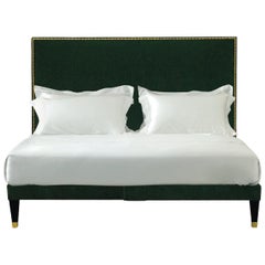 Il letto Savoir Harlech in velluto verde Hunter con chiodi in ottone, misura regina USA