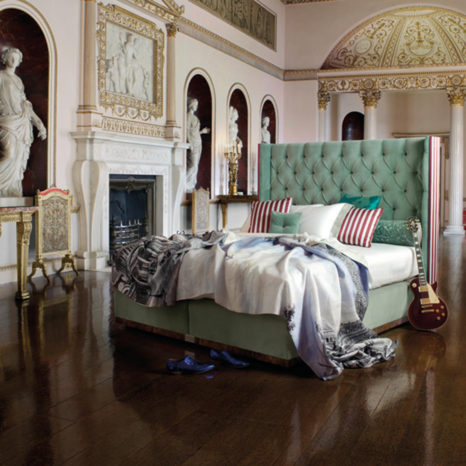 Das Kopfteil Savoir Hugo verbindet die klassischen Motive britischer Herrenhäuser mit zeitloser Eleganz und knüpft an die britische Tradition der Herstellung edler Möbel für einige der prächtigsten Residenzen an. Das geschwungene Design mit tiefem