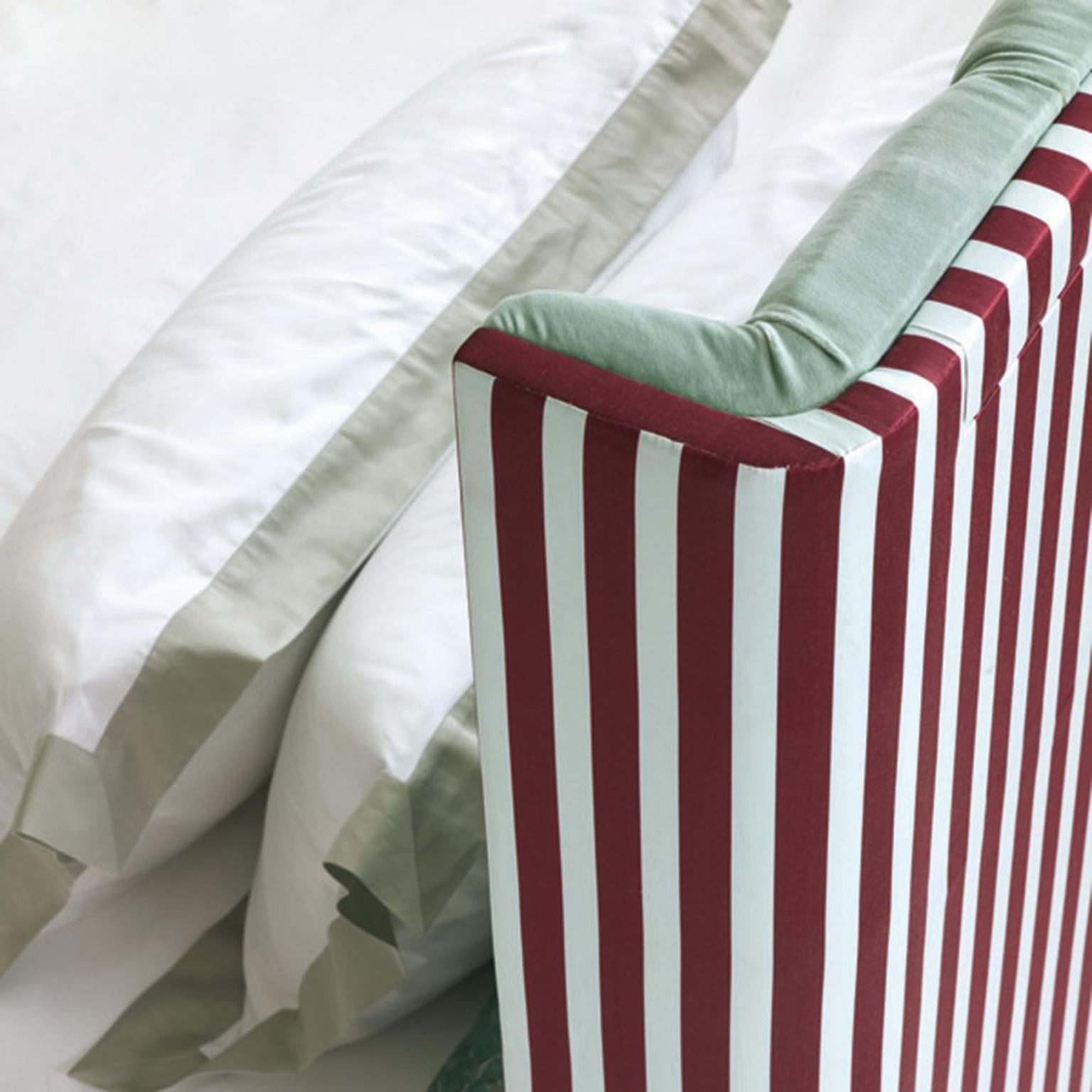 Savoir Hugo Bett mit Classic Knöpfen und kräftigen Streifen, California King Size im Zustand „Neu“ im Angebot in London, GB