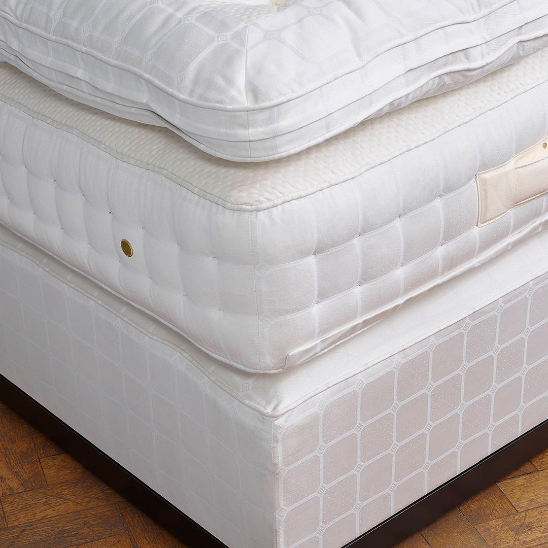 Savoir Hugo Bett mit Classic Knöpfen und kräftigen Streifen, California King Size (21. Jahrhundert und zeitgenössisch) im Angebot
