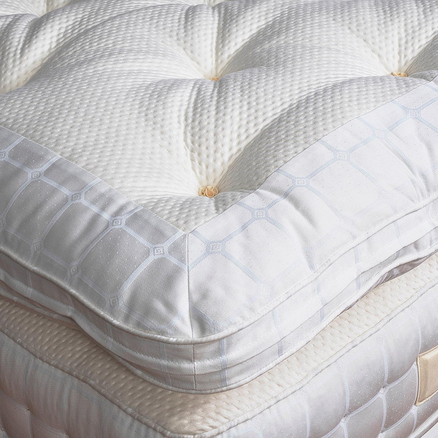 Savoir Hugo Bett mit Classic Knöpfen und kräftigen Streifen, California King Size (Holz) im Angebot