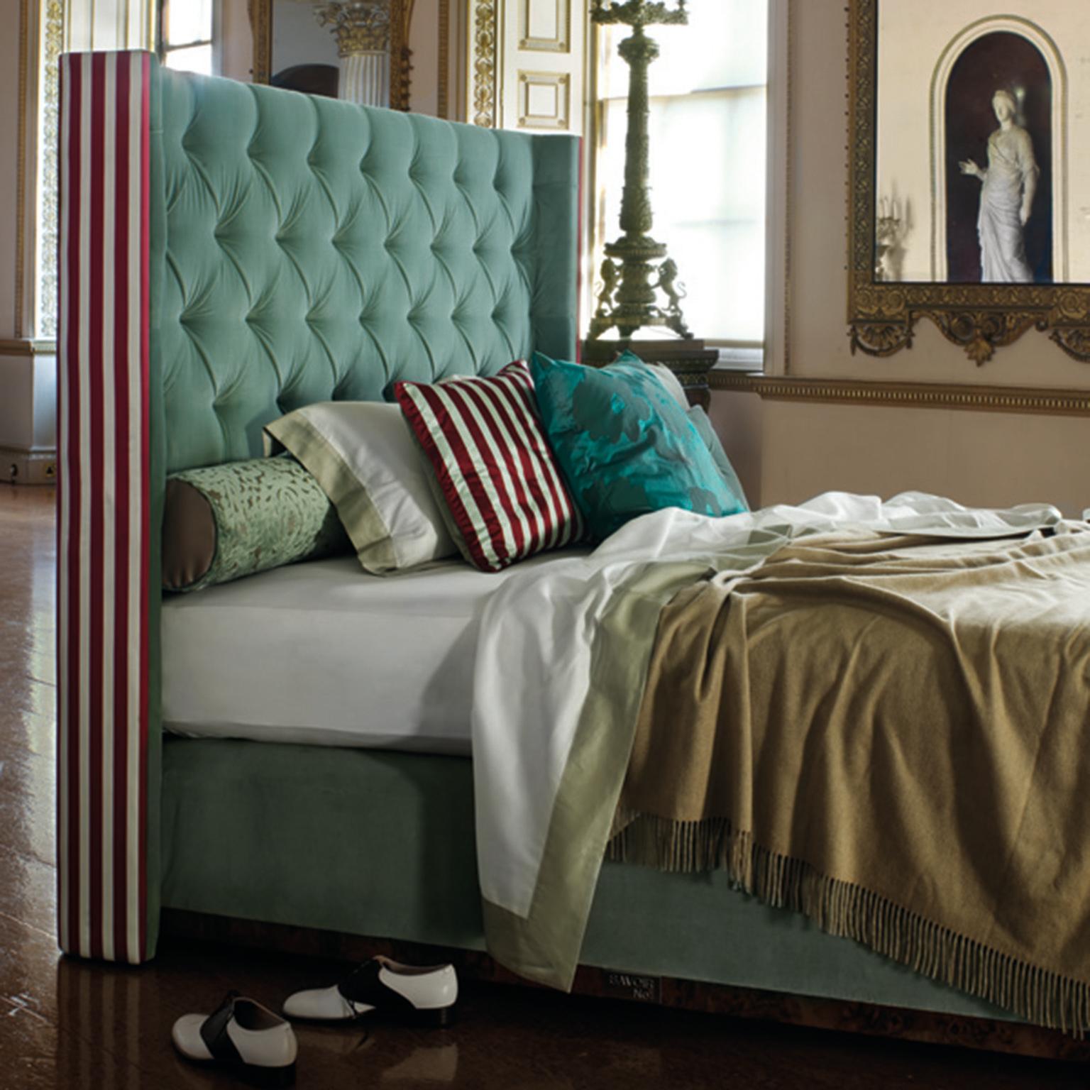 British Savoir Hugo Headboard in Velvet with Deep Buttoning & Nº1 Bed Set, US King Size For Sale