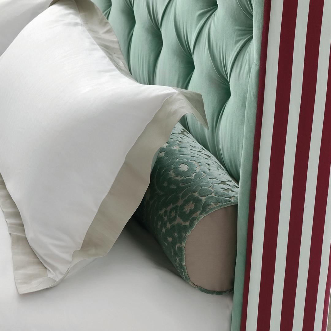 Hand-Crafted Savoir Hugo Headboard in Velvet with Deep Buttoning & Nº1 Bed Set, US King Size For Sale