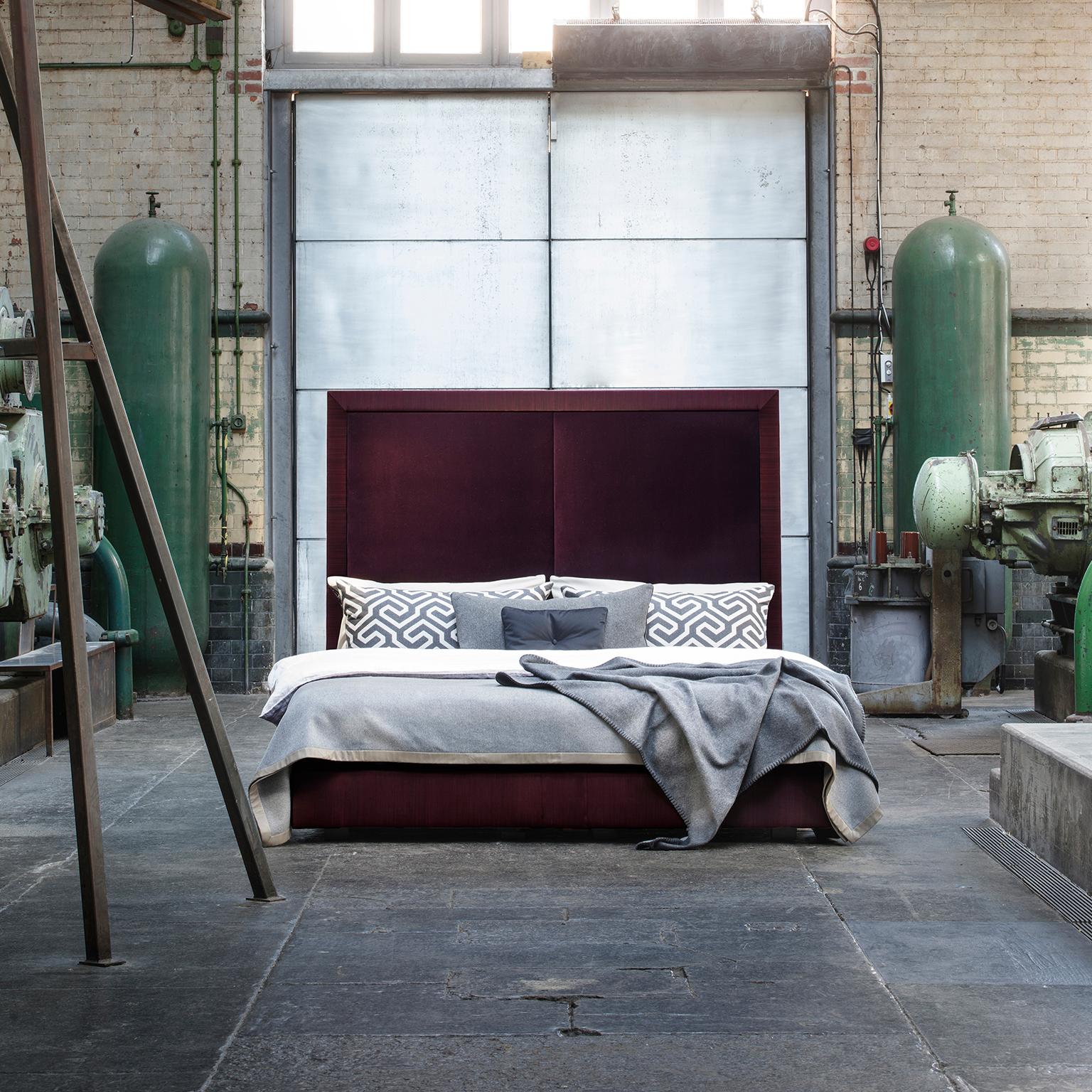 Progettato per farsi notare, il maestoso letto Max adotta una silhouette lineare e una sontuosa base a molle profonde. Sapientemente rivestita da Savoir London Bedworks in velluto di cotone italiano con un bordo in tessuto di crine che si estende
