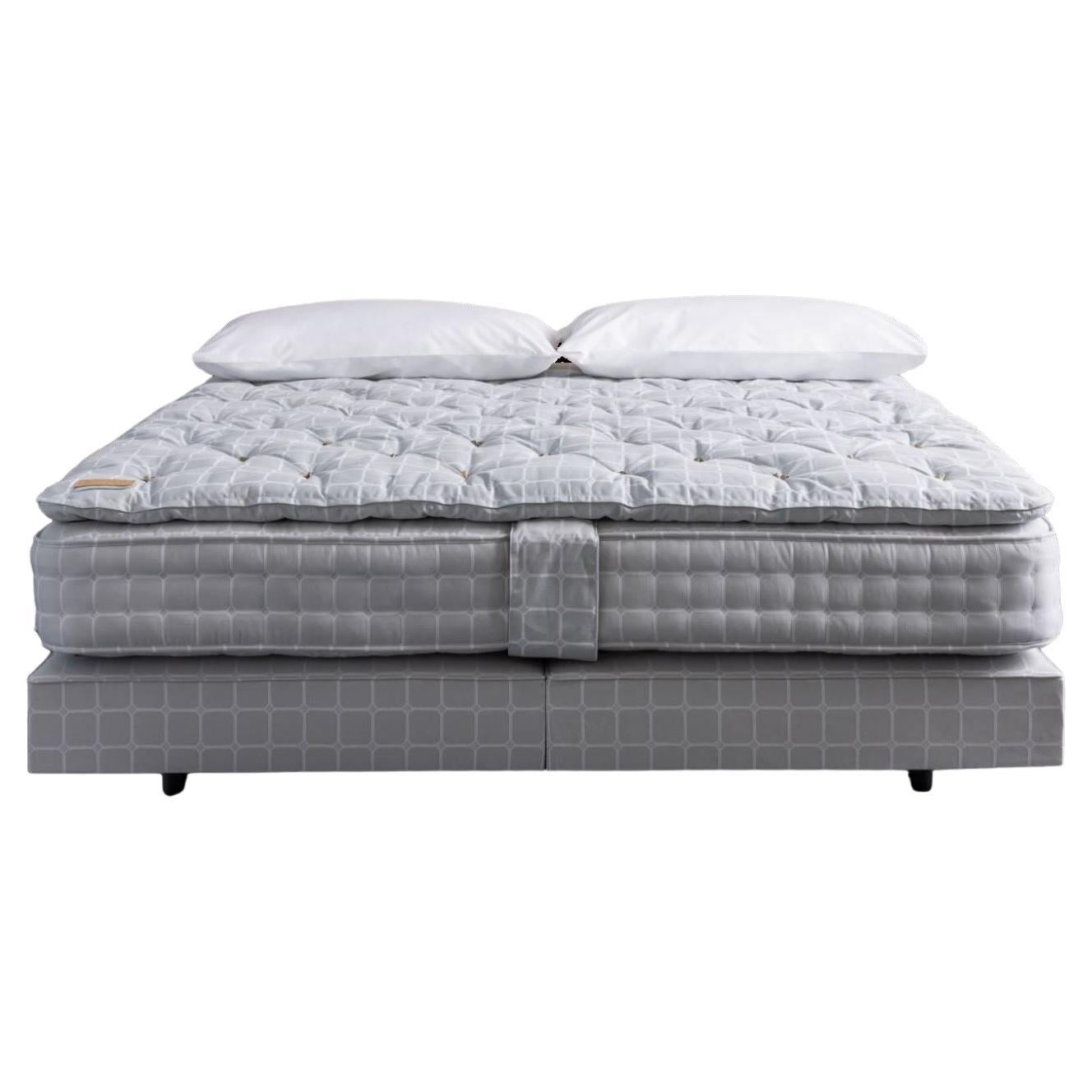 Savoir Nº5 Bed Set with Handcrafted Mattress, Box Spring & Topper US King Size For Sale