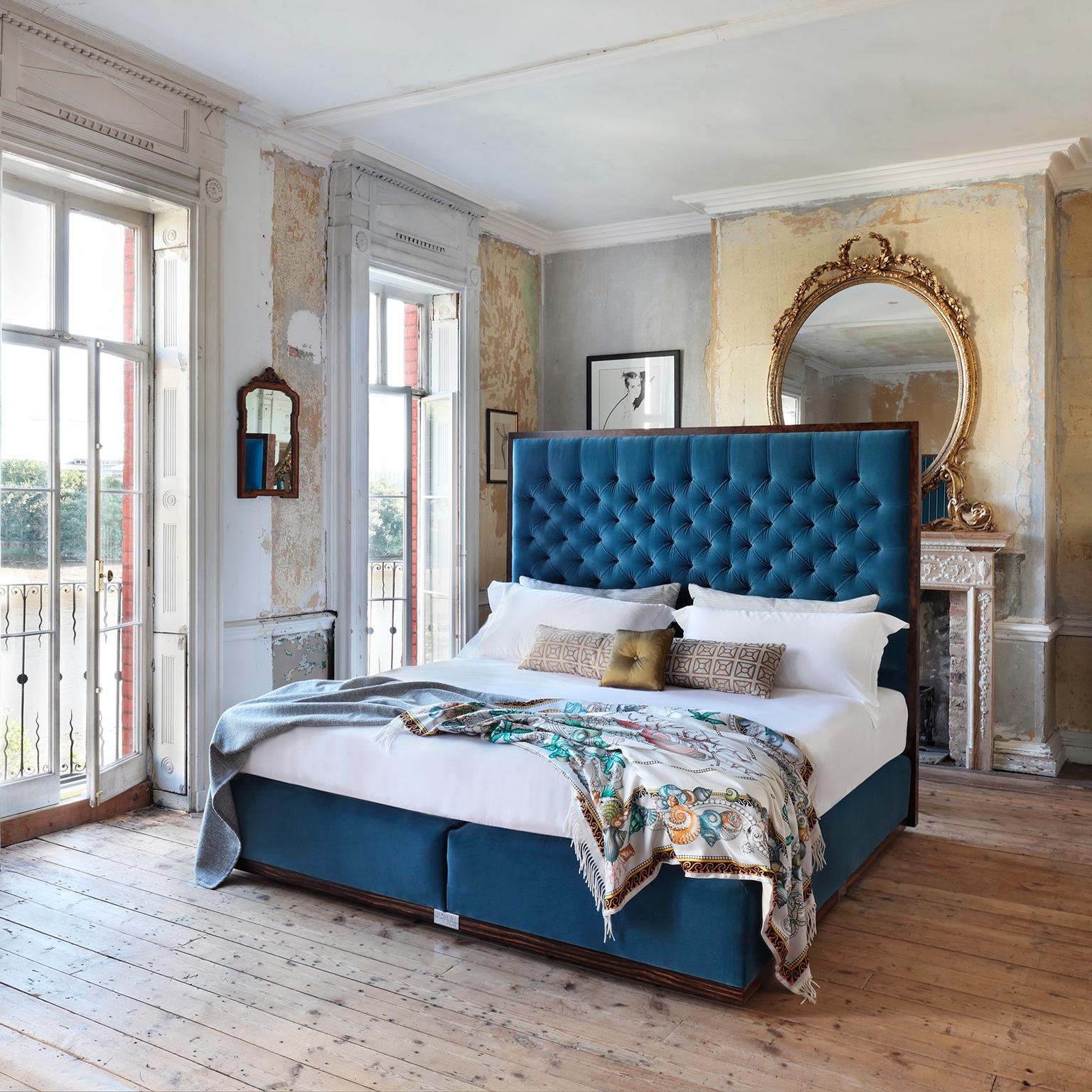 Das imposante Bett Savoir State strahlt Grandeur aus. Mit einem Kopfteil im traditionellen Stil mit tief geknöpften Rautentoppings, die elegant mit einer opulenten Walnussgratung verziert sind. Gepolstert mit exquisitem, in Italien hergestelltem