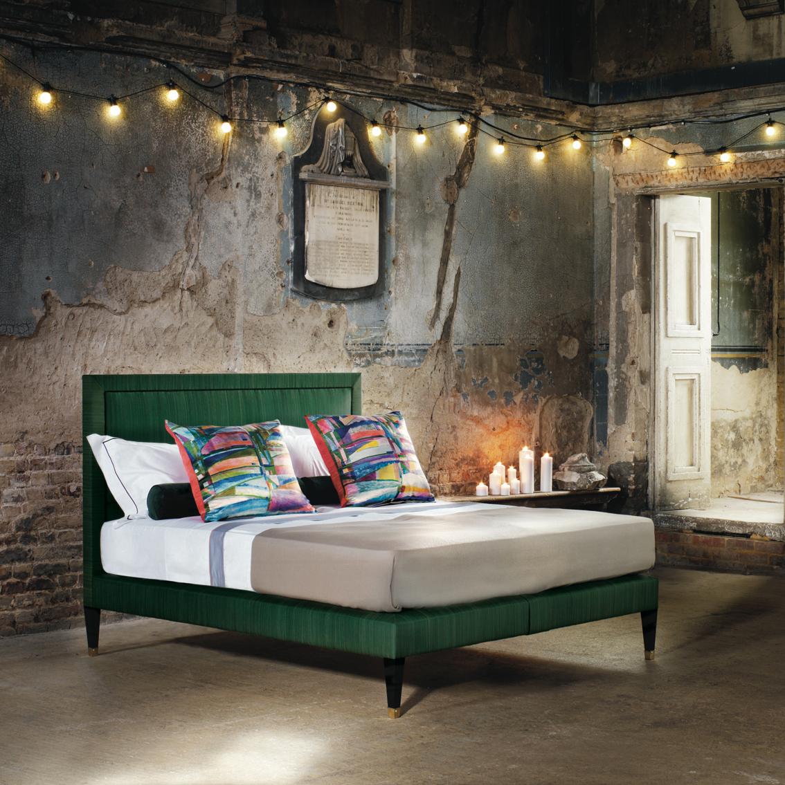 La designer britannique Virginia white a intégré son amour des intérieurs classiques et des antiquités pour créer le lit Virginia pour Savoir. Ce modèle élégant est habilement tapissé dans les ateliers de literie londoniens de Savoir en utilisant le