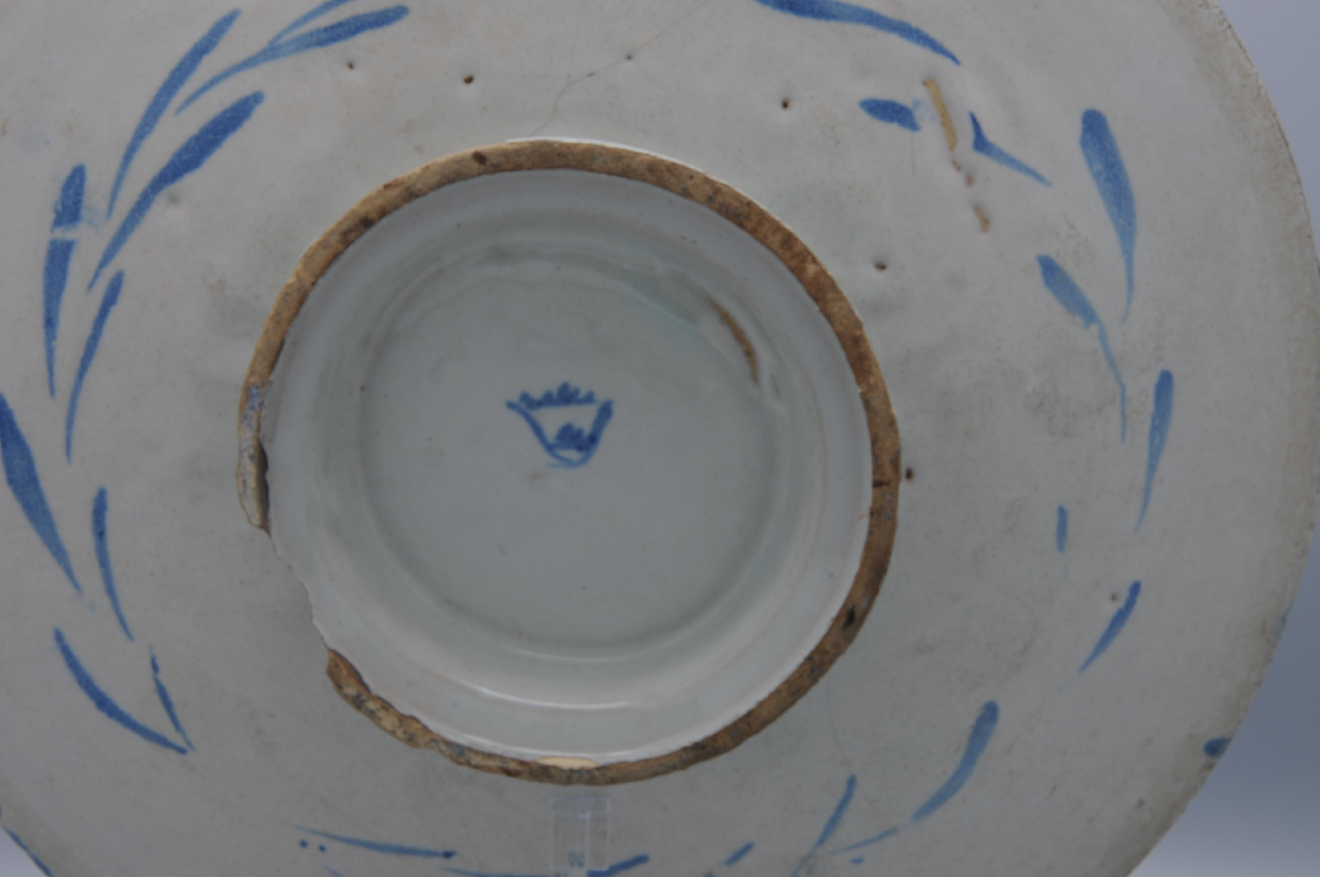 Savona - Plato armorial alzatina sobre peana, siglo XVIII, marca del escudo de Savona en venta 2
