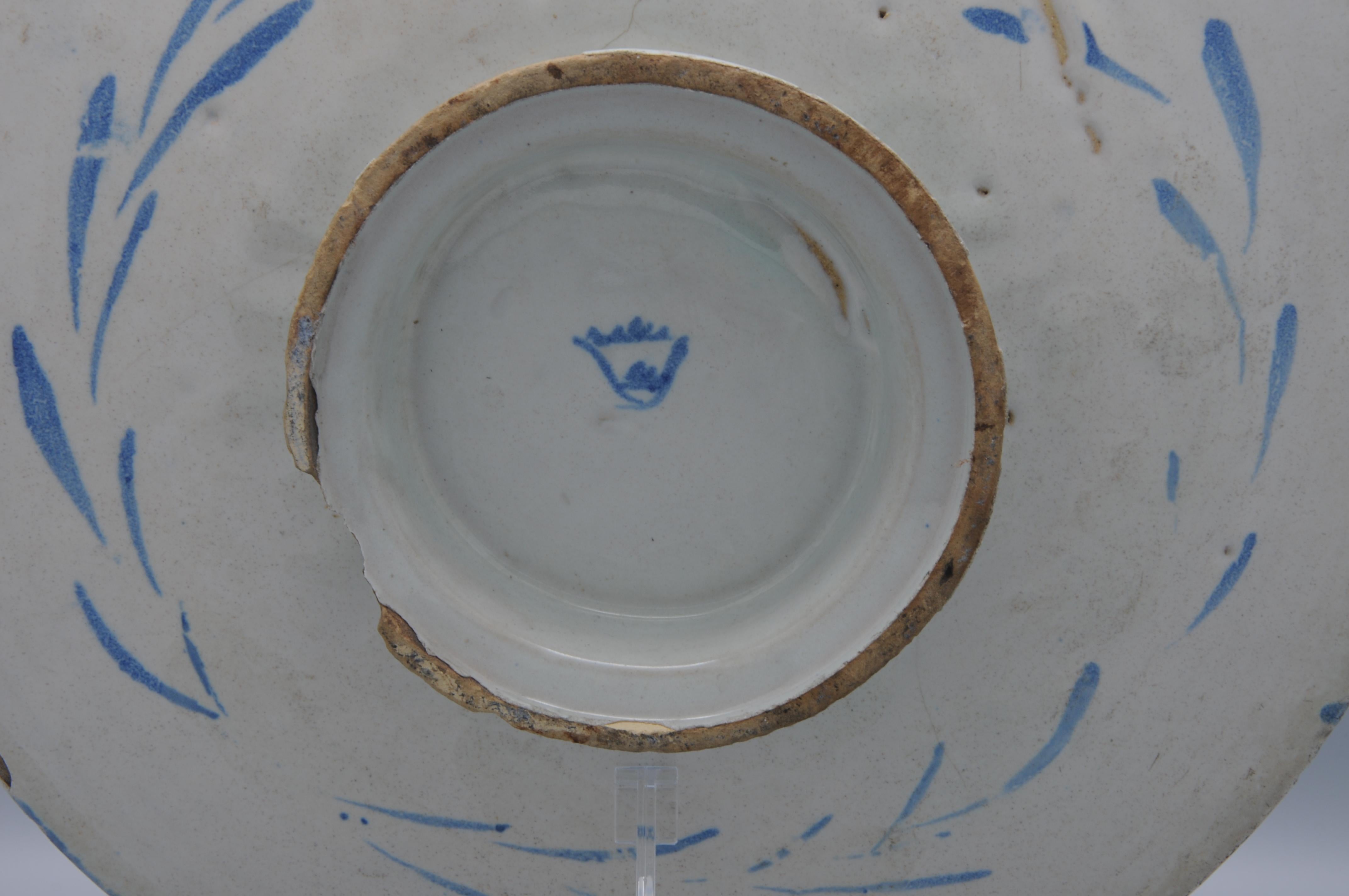 Savona - Plato armorial alzatina sobre peana, siglo XVIII, marca del escudo de Savona en venta 3