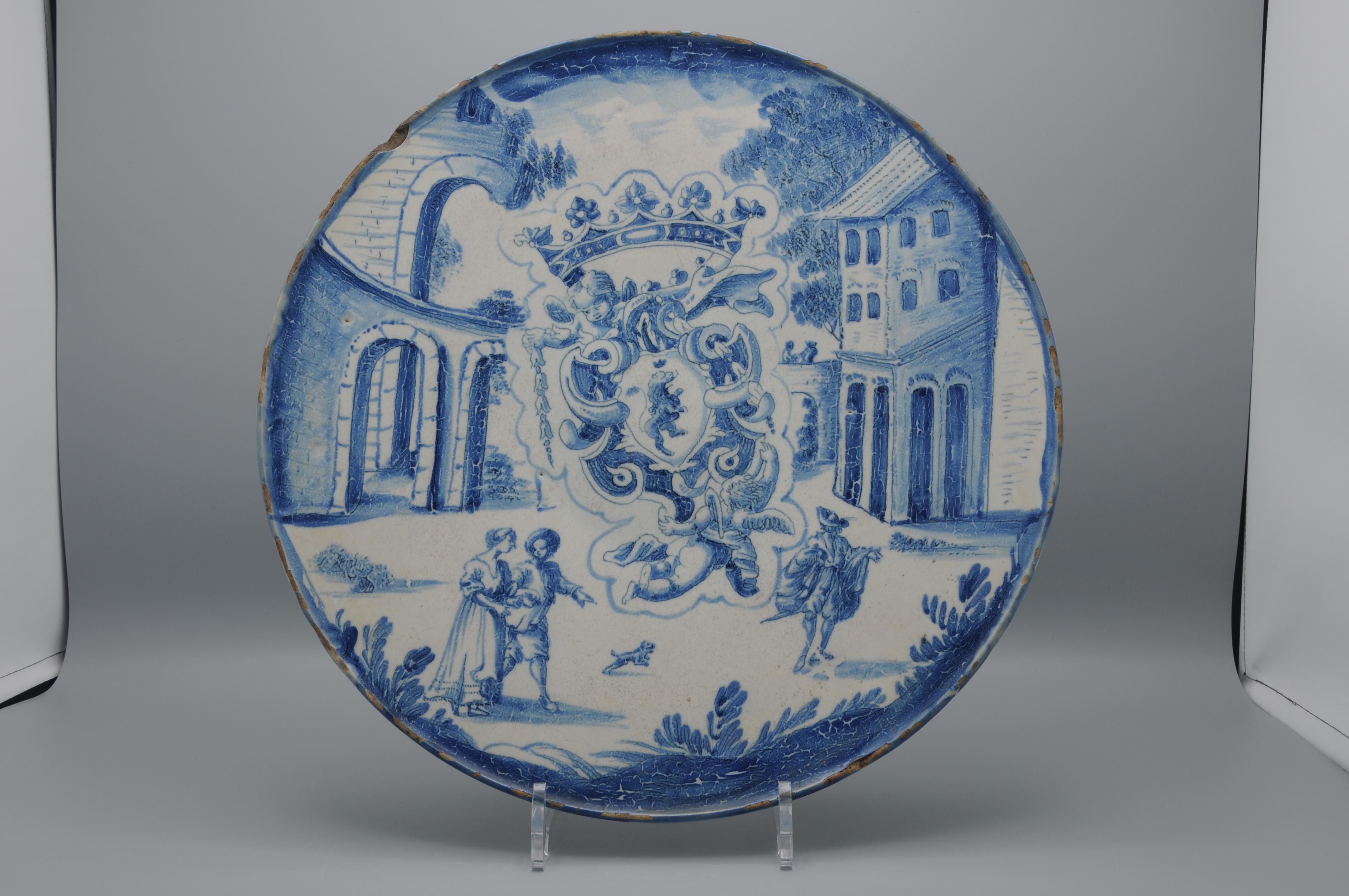 Savona - Plato armorial alzatina sobre peana, siglo XVIII, marca del escudo de Savona Barroco en venta