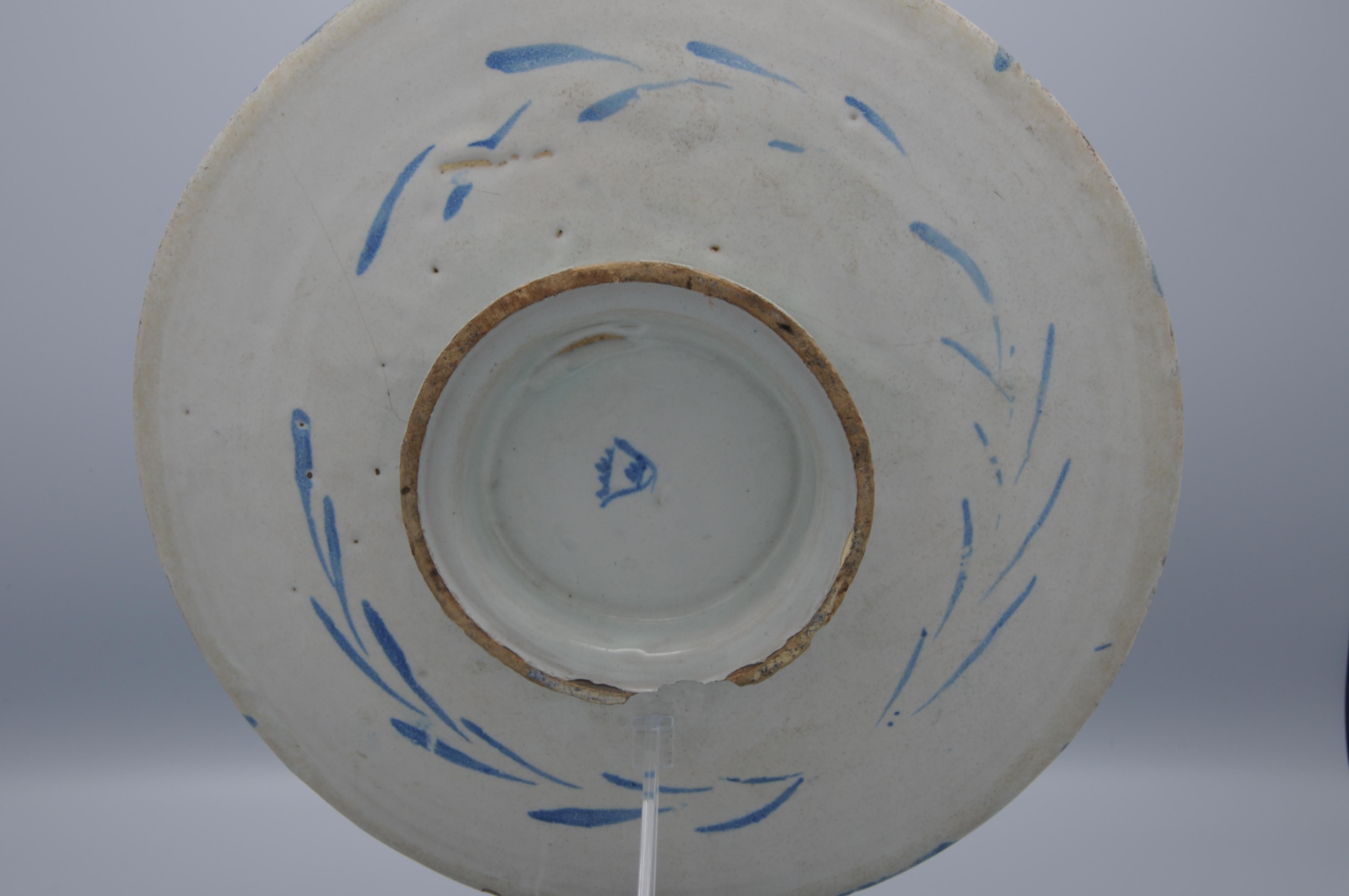 Savona - Plato armorial alzatina sobre peana, siglo XVIII, marca del escudo de Savona en venta 1