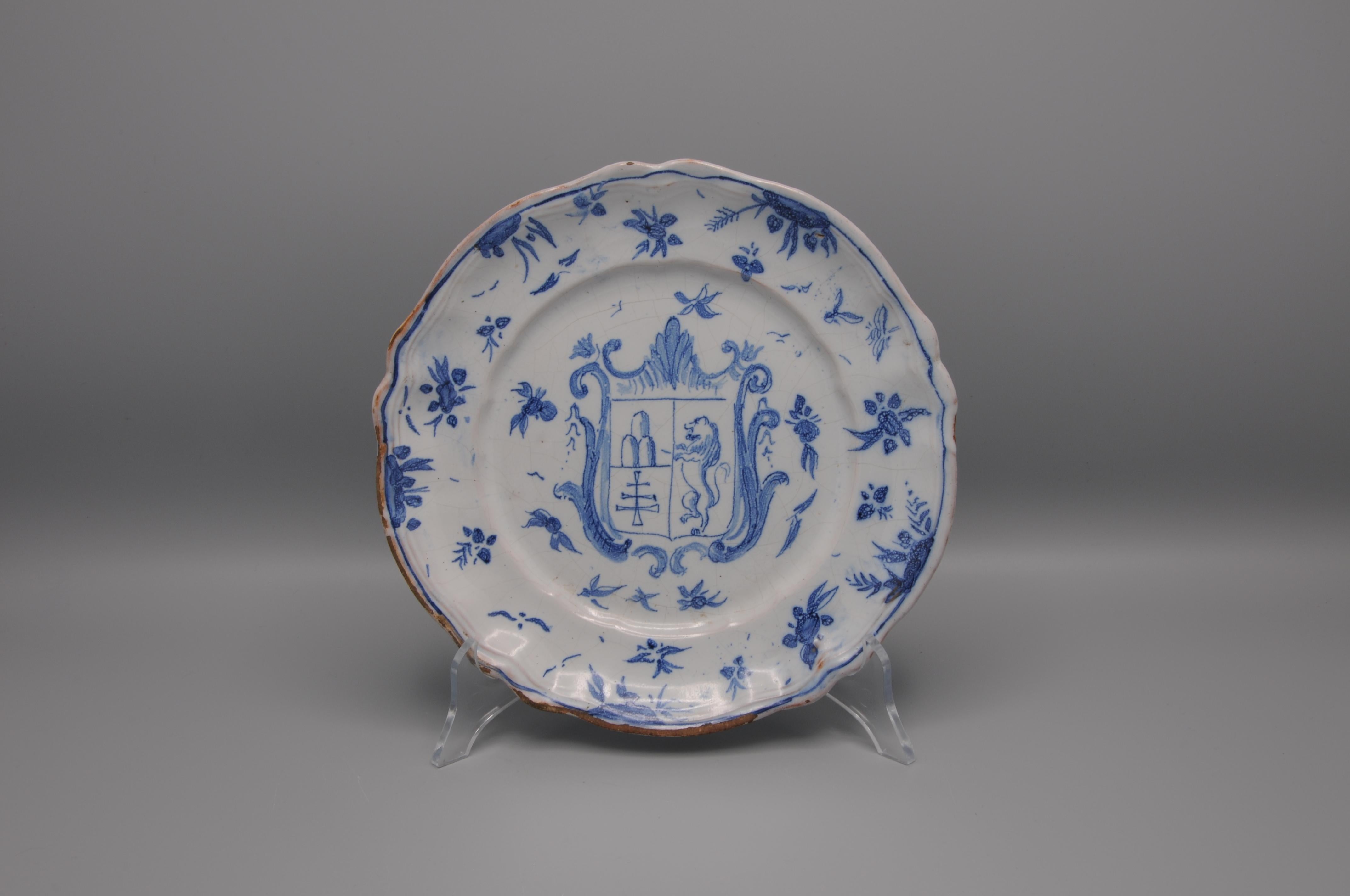 Chinoiserie Savona - Armorial plate 18th century, Lanterna mark For Sale