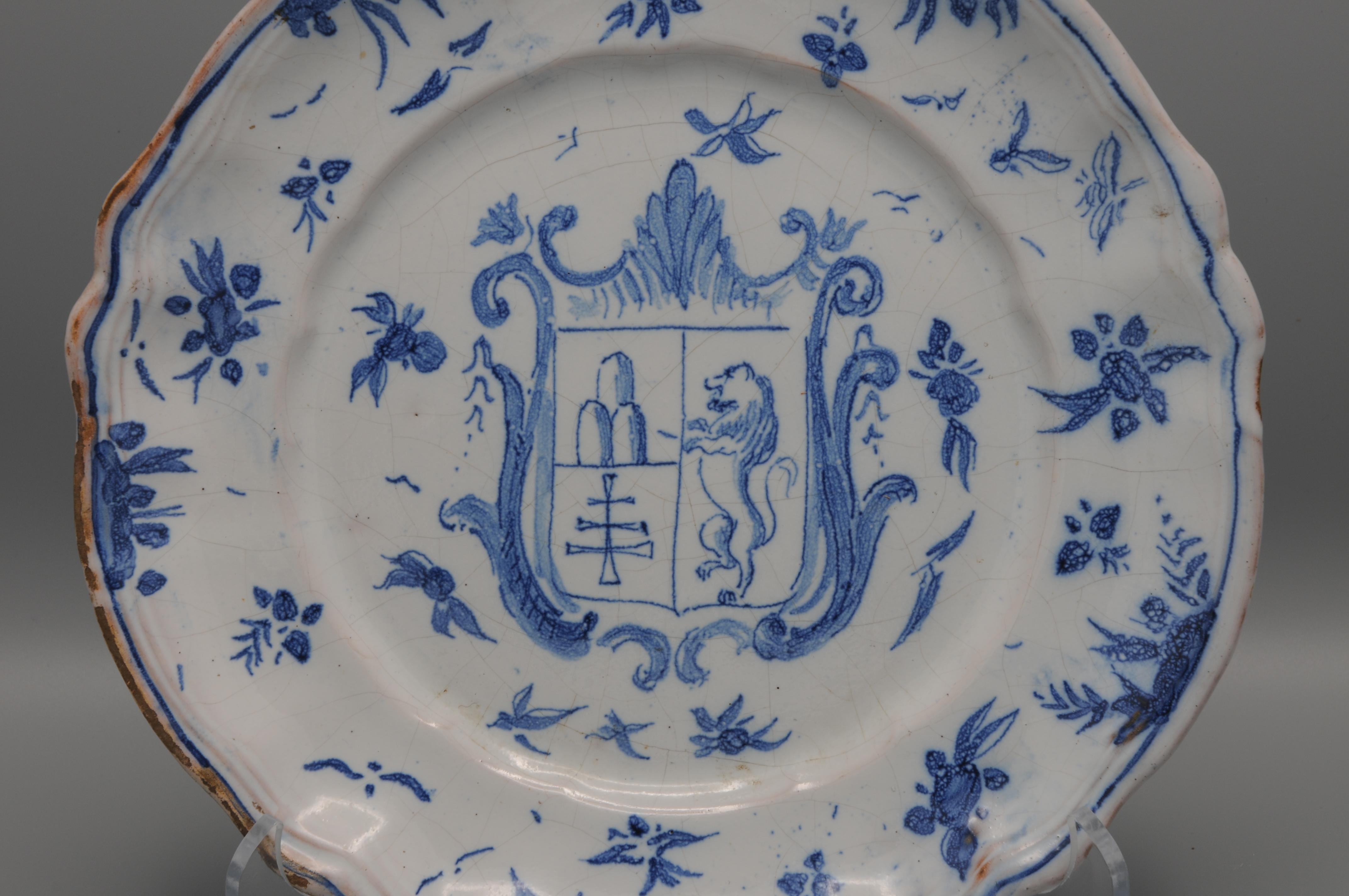 French Savona - Armorial plate 18th century, Lanterna mark For Sale