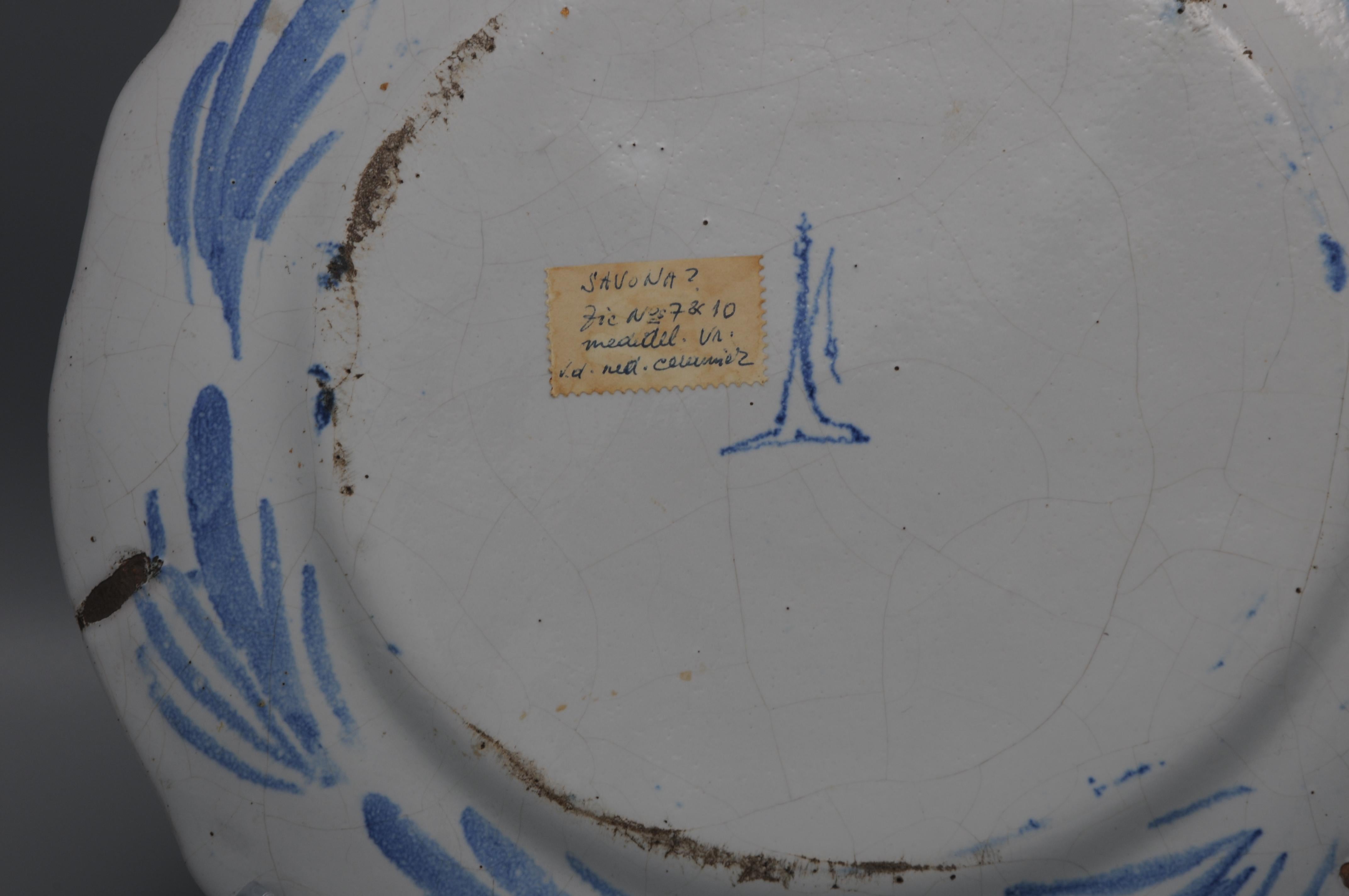 Savona - Armorial plate 18th century, Lanterna mark In Good Condition For Sale In DELFT, NL