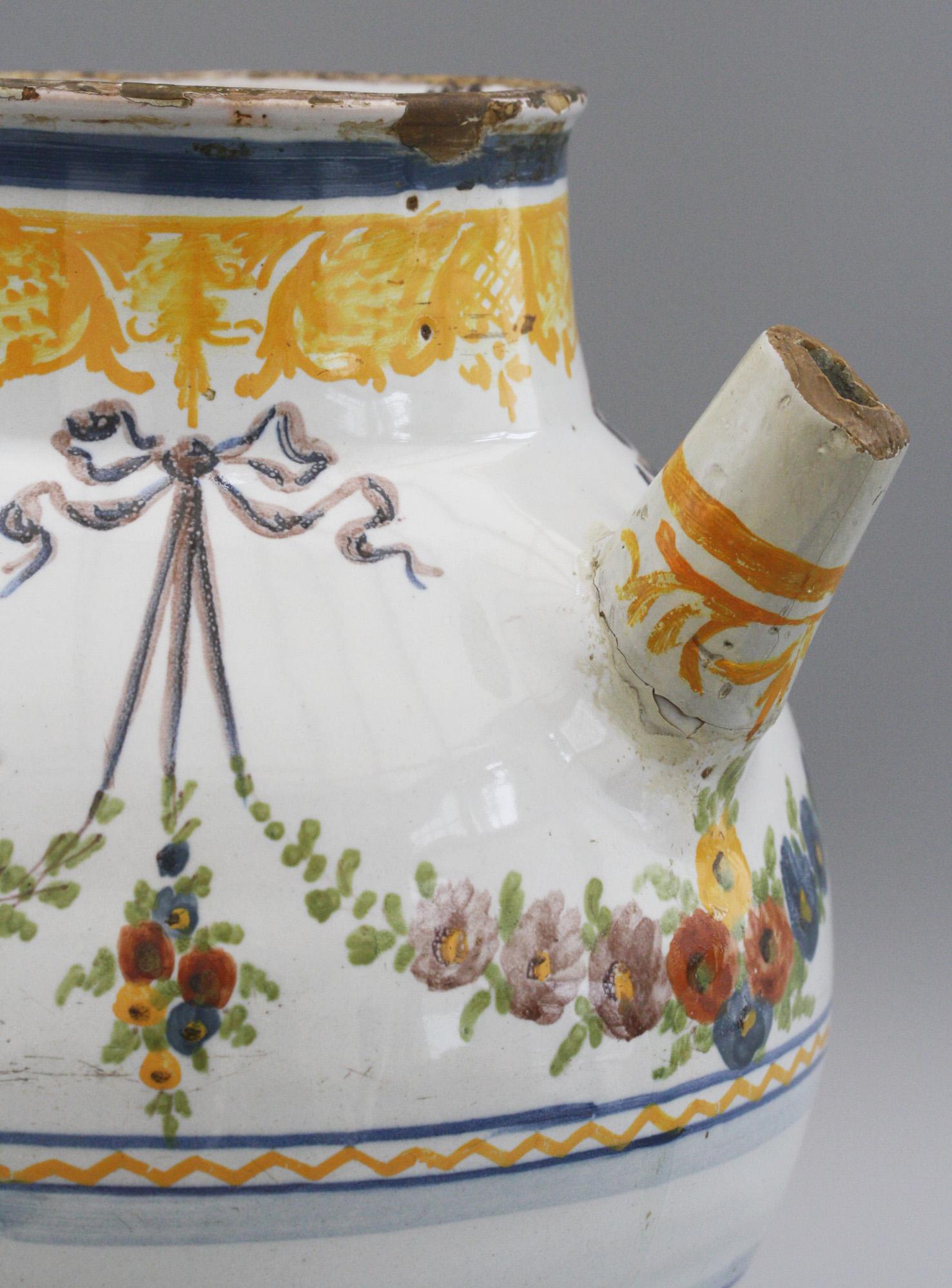 Ein antikes italienisches, handbemaltes Sirupglas aus Savona mit der Aufschrift AQUA DE PIANTAGNE aus dem frühen 18. Jahrhundert. Das runde Tongefäß steht auf einem abgerundeten Sockelfuß mit einem kurzen Ausgießer an einer Seite und einem