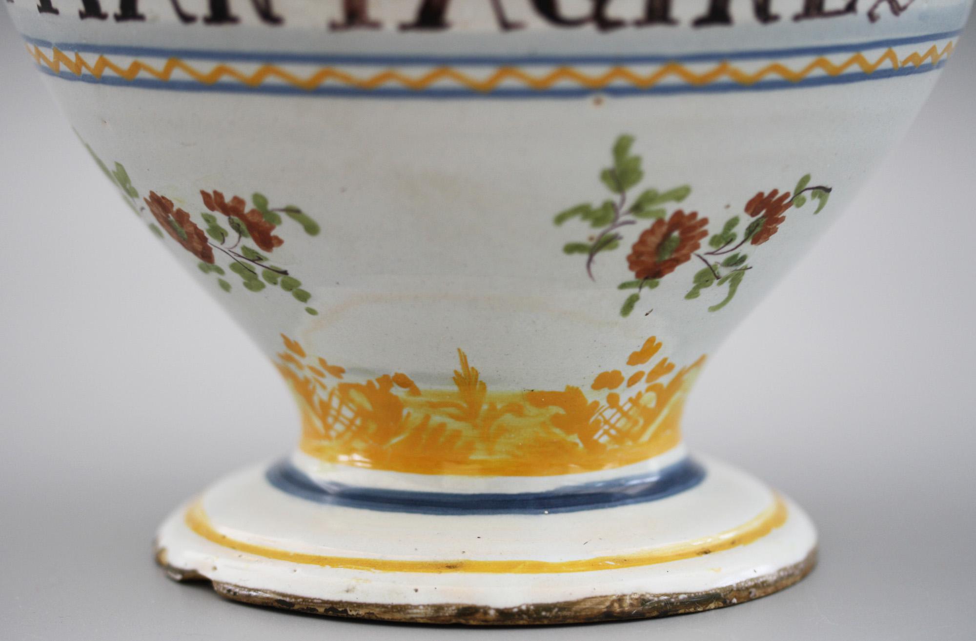 Savona Italienisches zinnglasiertes polychrom bemaltes Sirupgefäß aus Keramik (Handbemalt) im Angebot
