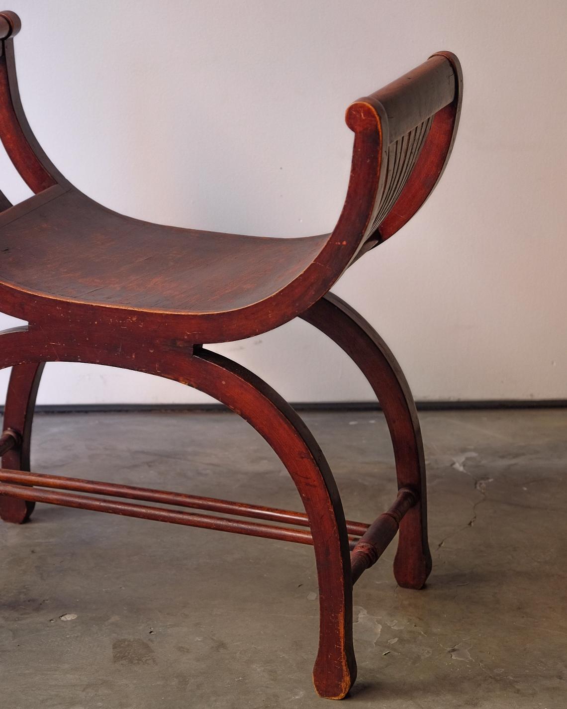 Taburete curvo estilo Savonarola siglo XX en venta