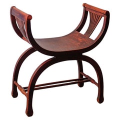 Tabouret incurvé de style Savonarola